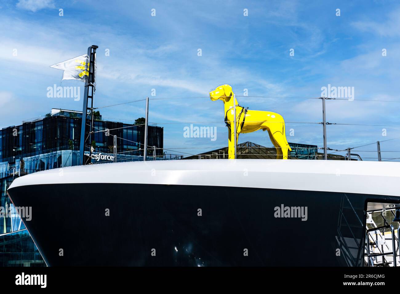 In rappresentanza della passione per il benessere degli animali del proprietario James Berwind, lo Scout, ormeggiato qui sul fiume Liffey, Dublino, prende il nome da uno dei suoi cani. Foto Stock