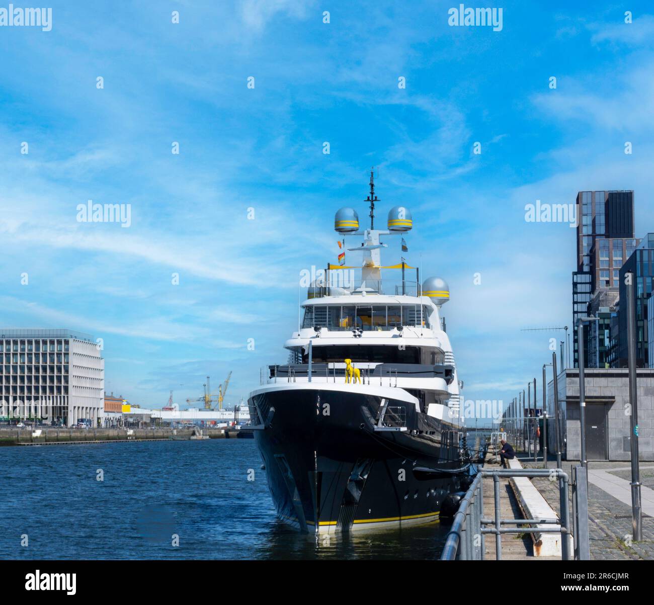 Lo Scout, un super yacht di $85 milioni di dollari, di proprietà di James Berwind, ormeggiato qui sul fiume Liffey vicino al centro della città, Dublino, Irlanda. Foto Stock