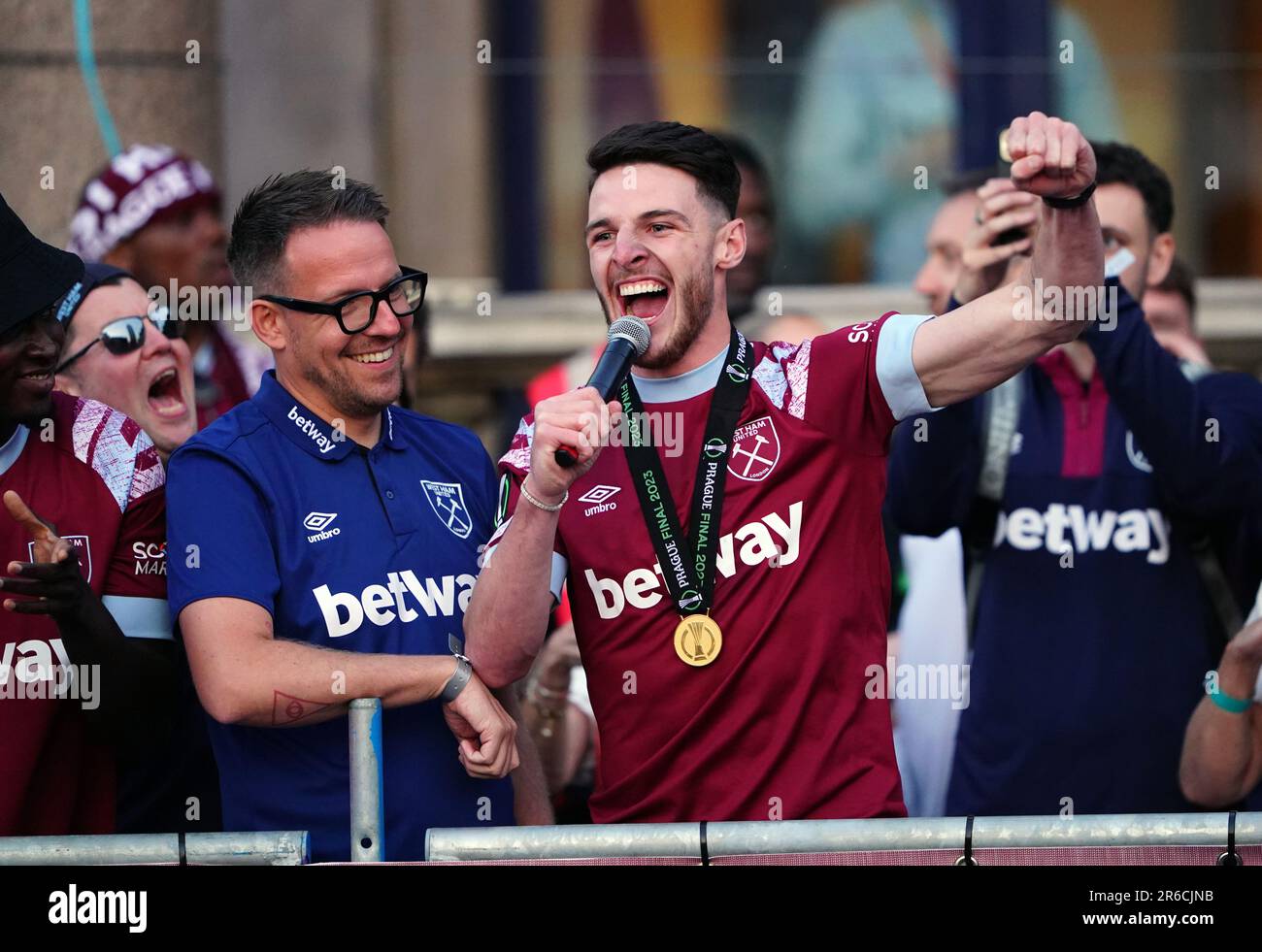 Il riso Declan di West Ham United festeggia al Vecchio Municipio di Stratford, Londra, dopo la vittoria di mercoledì 2-1 su Fiorentina nella finale di Europa Conference League e ha concluso la loro attesa di 43 anni per un trofeo. Data immagine: Giovedì 8 giugno 2023. Foto Stock