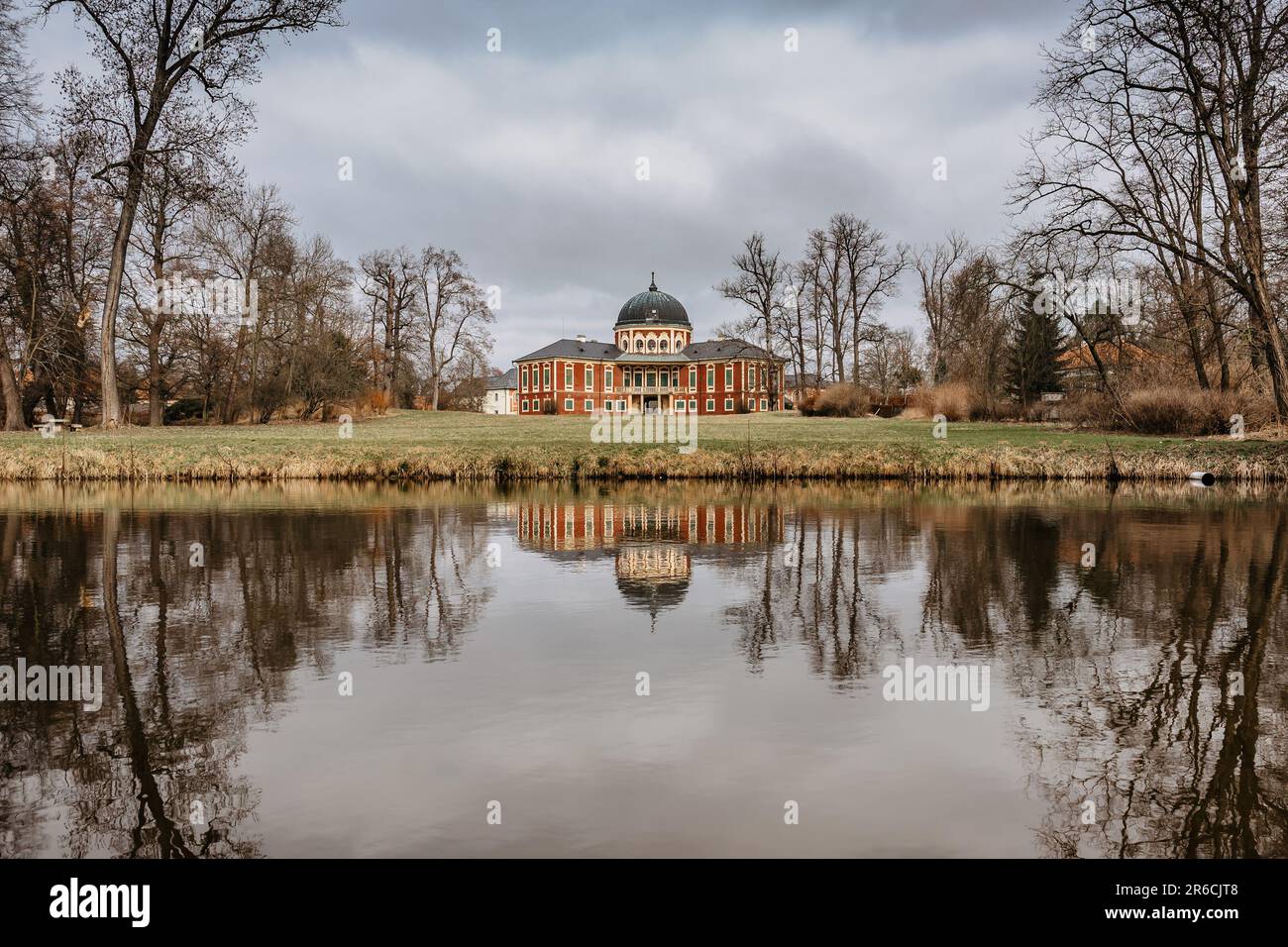 Castello di Veltrusy, castello barocco con grande parco, popolare punto di riferimento turistico, Czech Republic.Beautiful residence in campagna ceca con rappresentante r Foto Stock