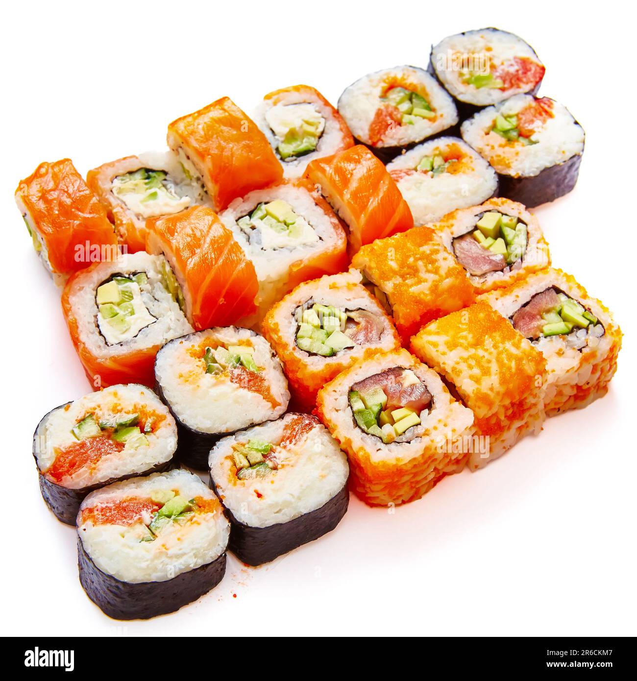 Set di sushi roll con salmone, avocado, formaggio cremoso, cetriolo, riso, tonno su fondo bianco Foto Stock