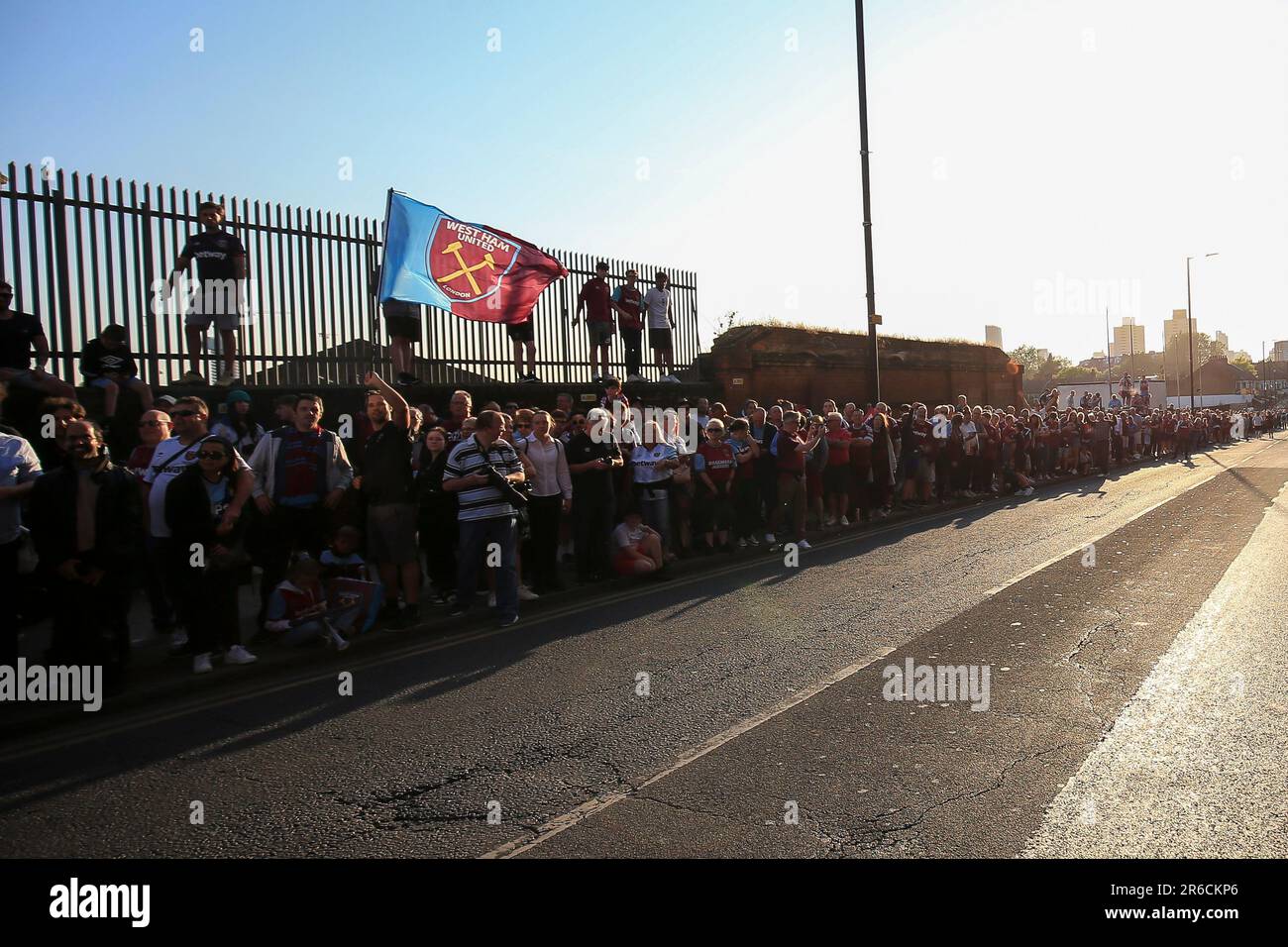 Londra, Regno Unito. 08th giugno, 2023. I tifosi del West Ham United si allineano per le strade durante la West Ham United Trophy Parade dopo la vittoria finale della UEFA Europa Conference League a Stratford il 8th 2023 giugno a Londra, Regno Unito. (Foto di Daniel Chesterton/phcimages.com) Credit: PHC Images/Alamy Live News Foto Stock