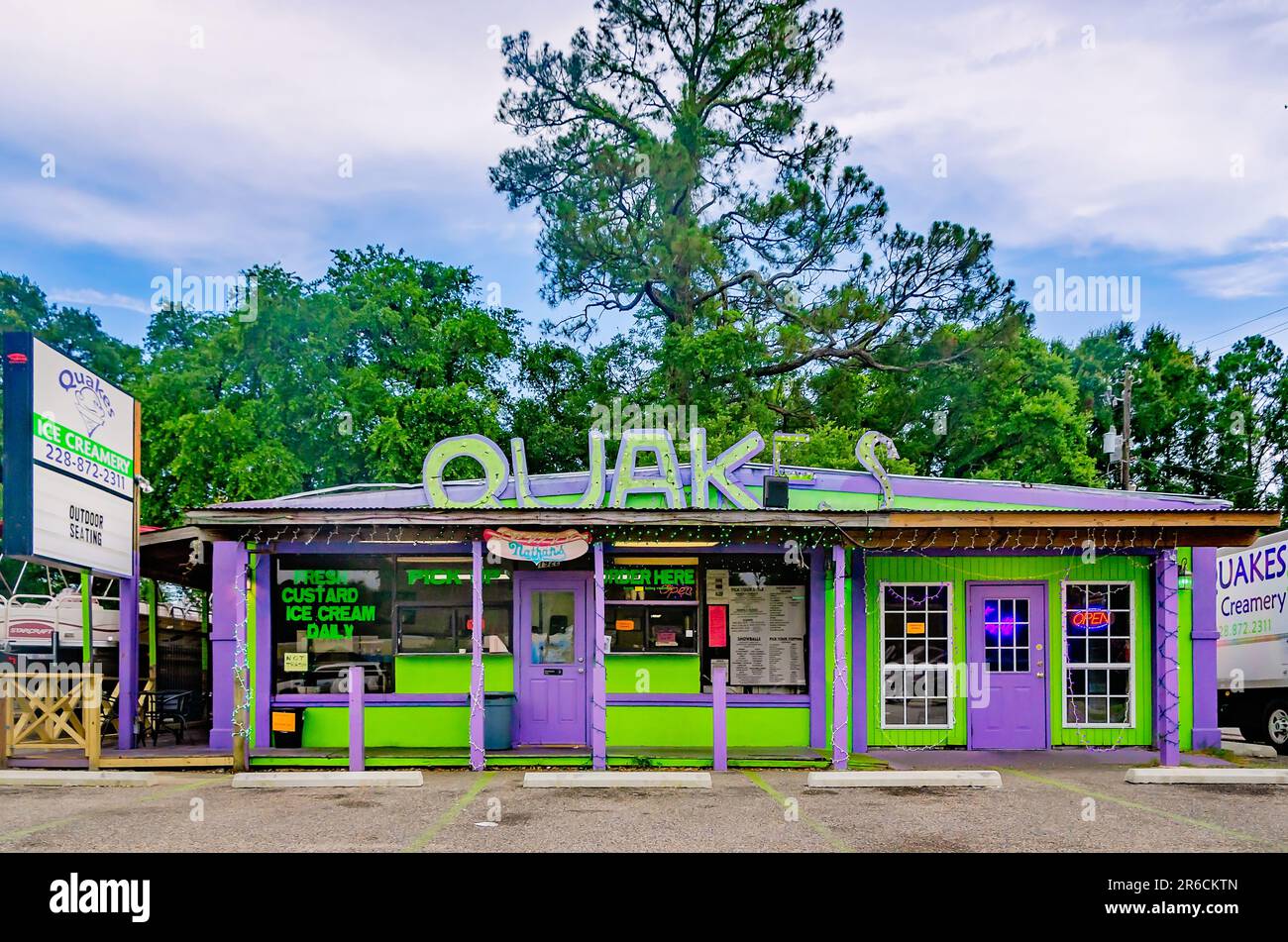 Il Quakes Ice Creamery è nella foto, il 5 giugno 2023, a Ocean Springs, Mississippi. La gelateria è specializzata in gelato alla crema pasticcera. Foto Stock