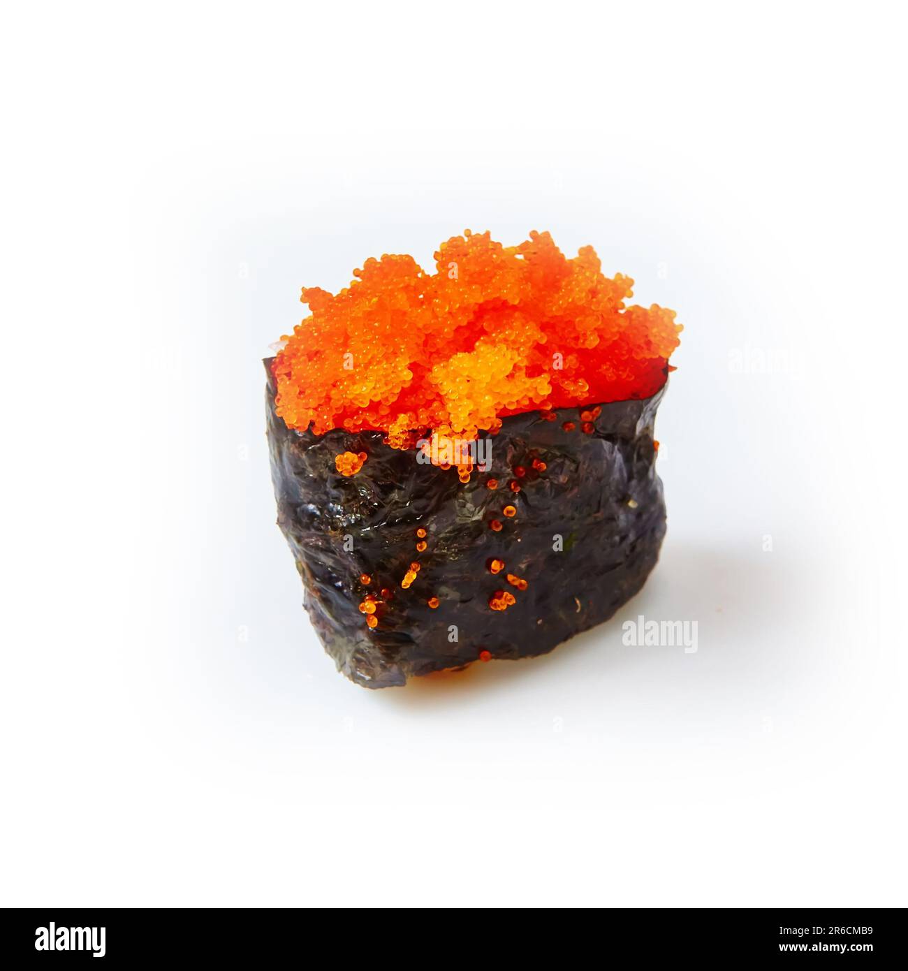 Sushi Gunkan Maki con caviale tobiko. Dof poco profondo. Foto Stock