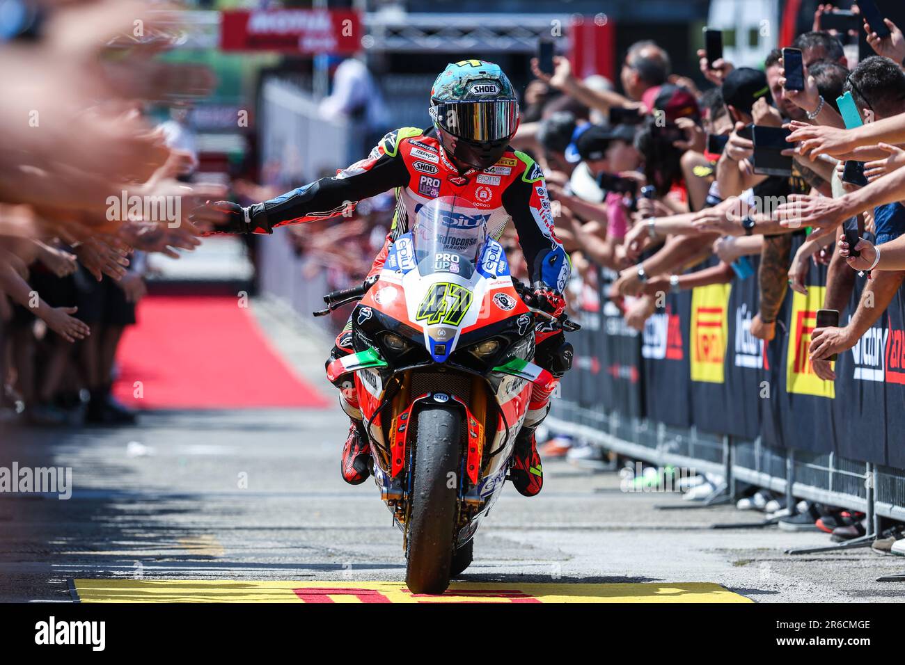 Axel Bassani di Motocorsa Racong con Ducati Panigale V4R festeggia con i tifosi durante il Campionato Mondiale FIM SBK Superbike Pirelli Emilia-Romagna Round al circuito Mondiale di Misano. Foto Stock