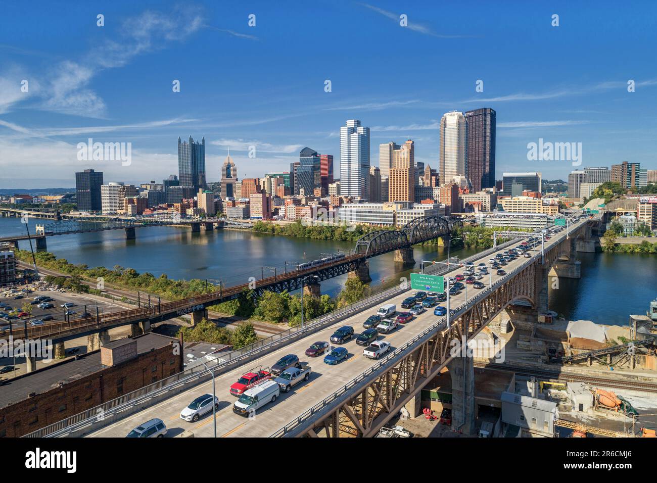 Skyline di Pittsburgh con il centro e il quartiere degli affari. Ponte dei treni e Ponte della libertà. Cielo blu chiaro sullo sfondo. Foto Stock