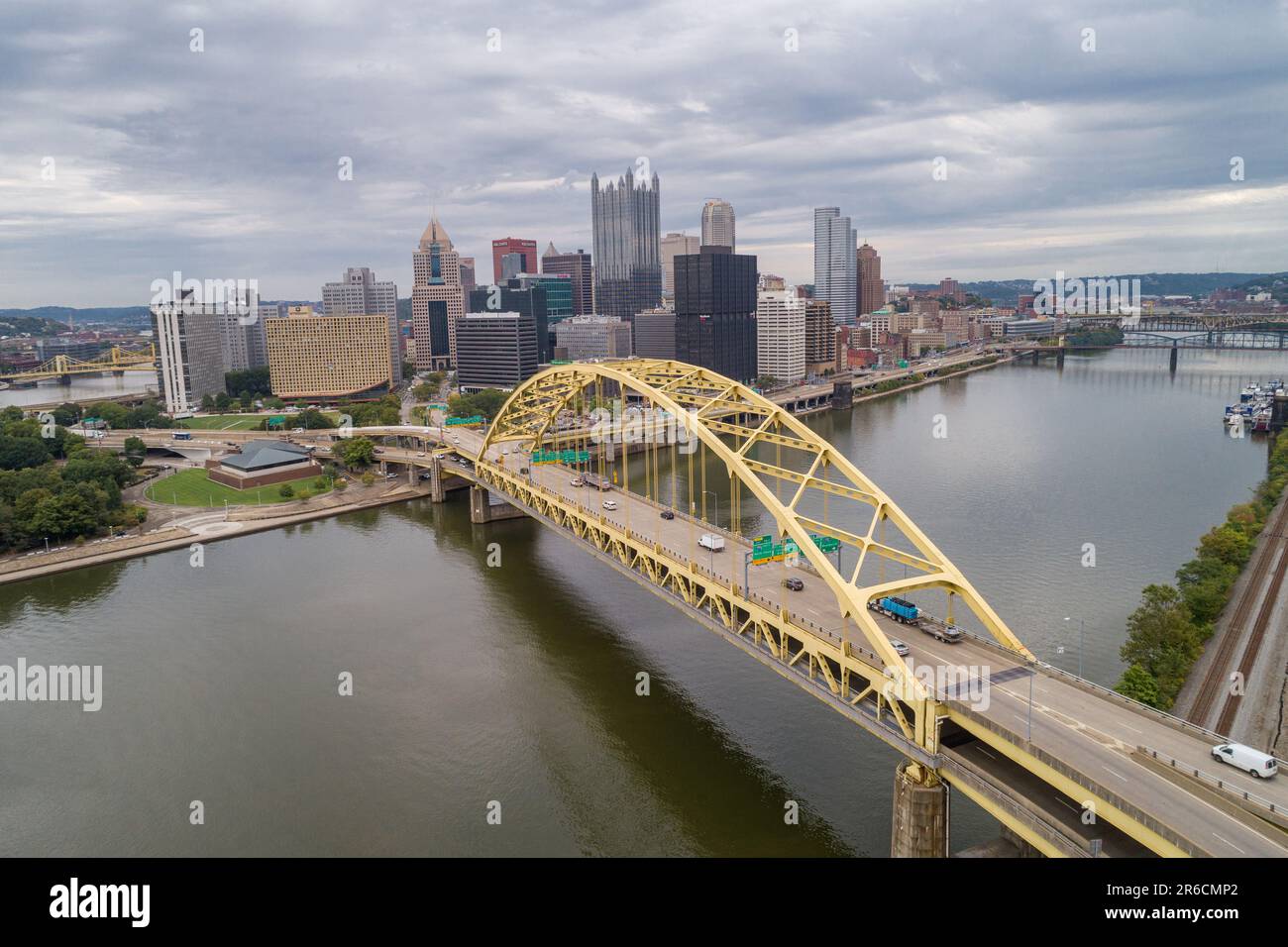 Ponte di Fort Pitt a Pittsburgh, Pennsylvania. Monongahela fiume e paesaggio urbano in background Foto Stock