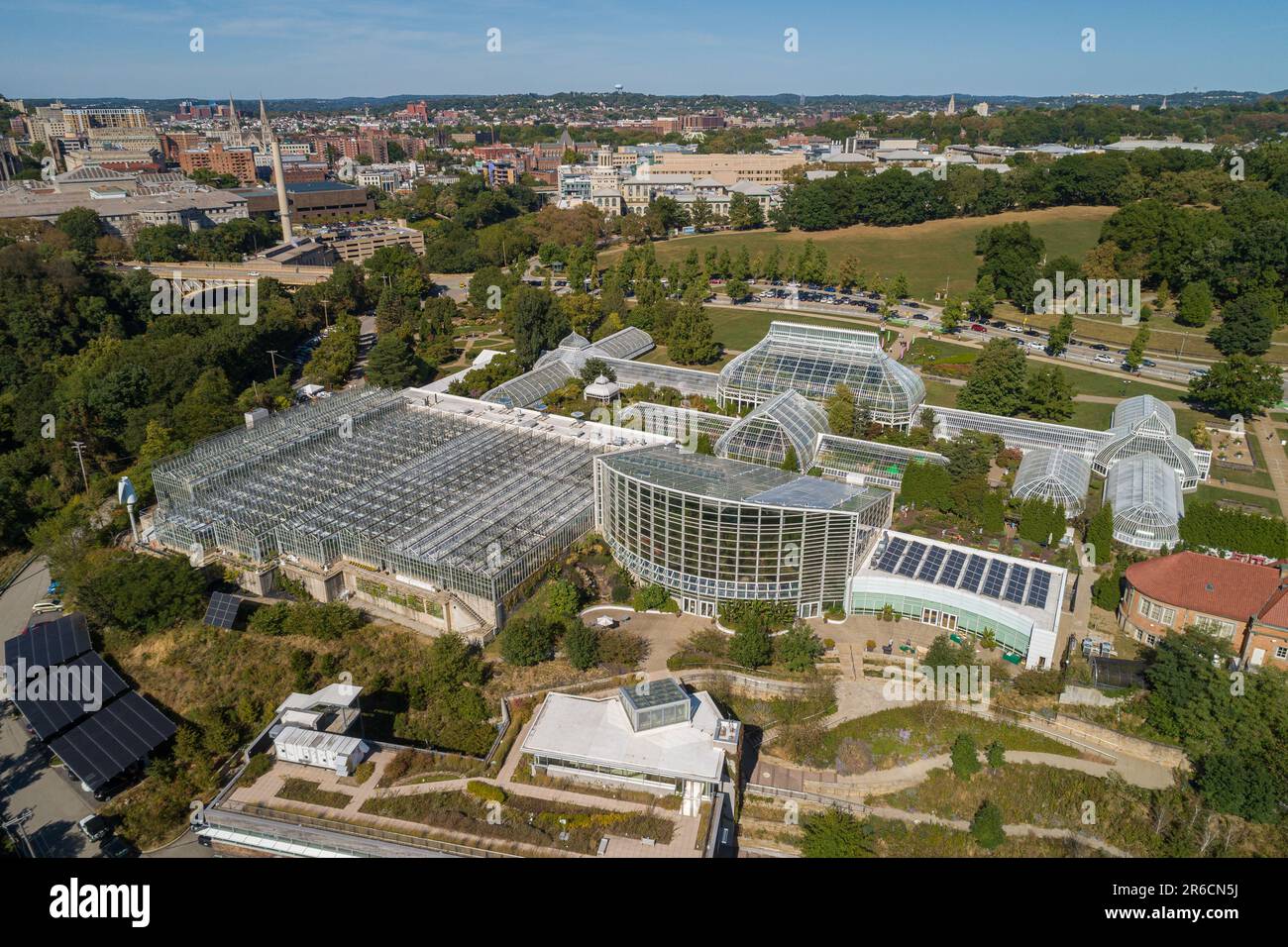 Phipps Conservatory and Botanical Gardens a Pittsburgh, Pennsylvania. Il centro di orticoltura di Schenley Park è caratterizzato da giardini botanici e da un vetro d'acciaio Foto Stock
