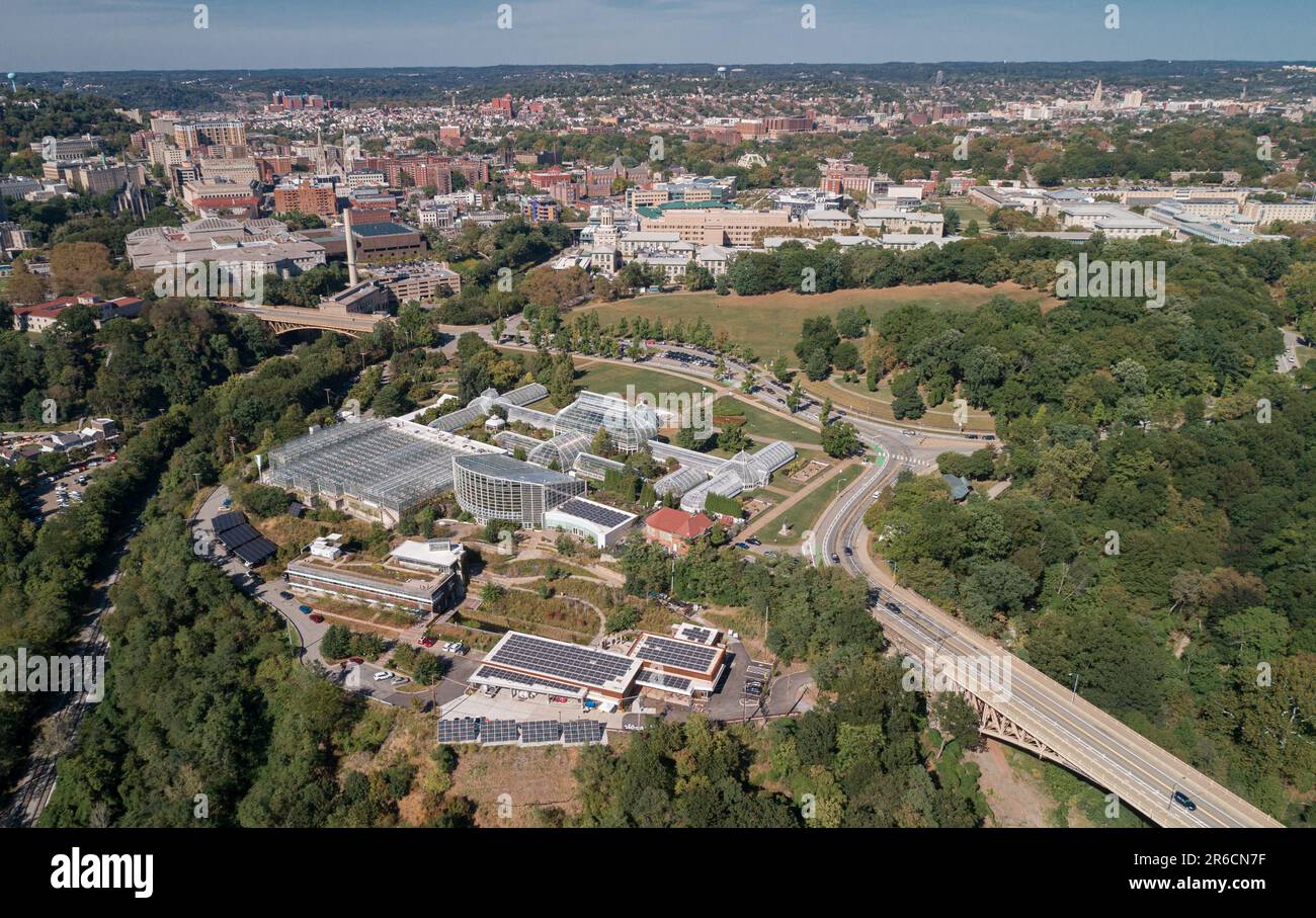 Phipps Conservatory e Botanical Gardens a Pittsburgh, Pennsylvania. Il fulcro dell'orticoltura di Schenley Park ospita giardini botanici e una V in vetro d'acciaio Foto Stock