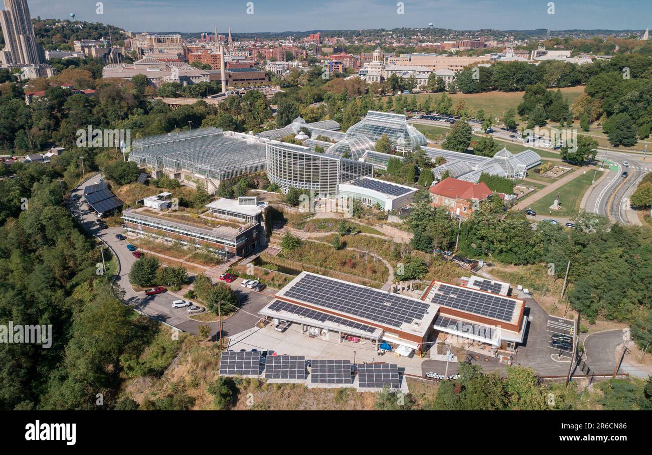 Phipps Conservatory e Botanical Gardens a Pittsburgh, Pennsylvania. Il fulcro dell'orticoltura di Schenley Park ospita giardini botanici e una V in vetro d'acciaio Foto Stock