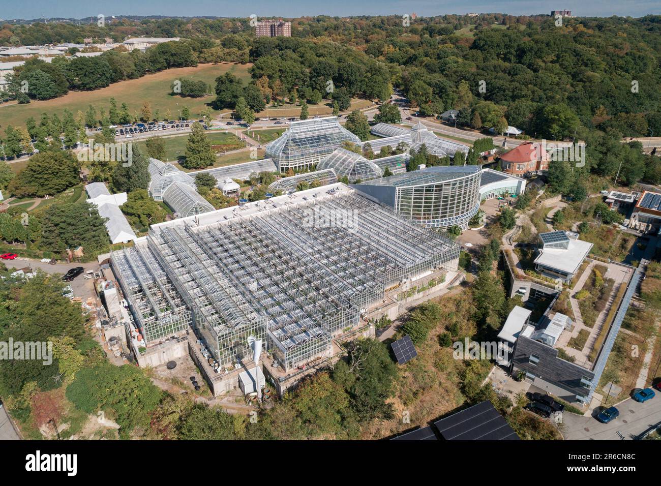 Phipps Conservatory e Botanical Gardens a Pittsburgh, Pennsylvania. Il fulcro dell'orticoltura di Schenley Park ospita giardini botanici e una V in vetro d'acciaio Foto Stock