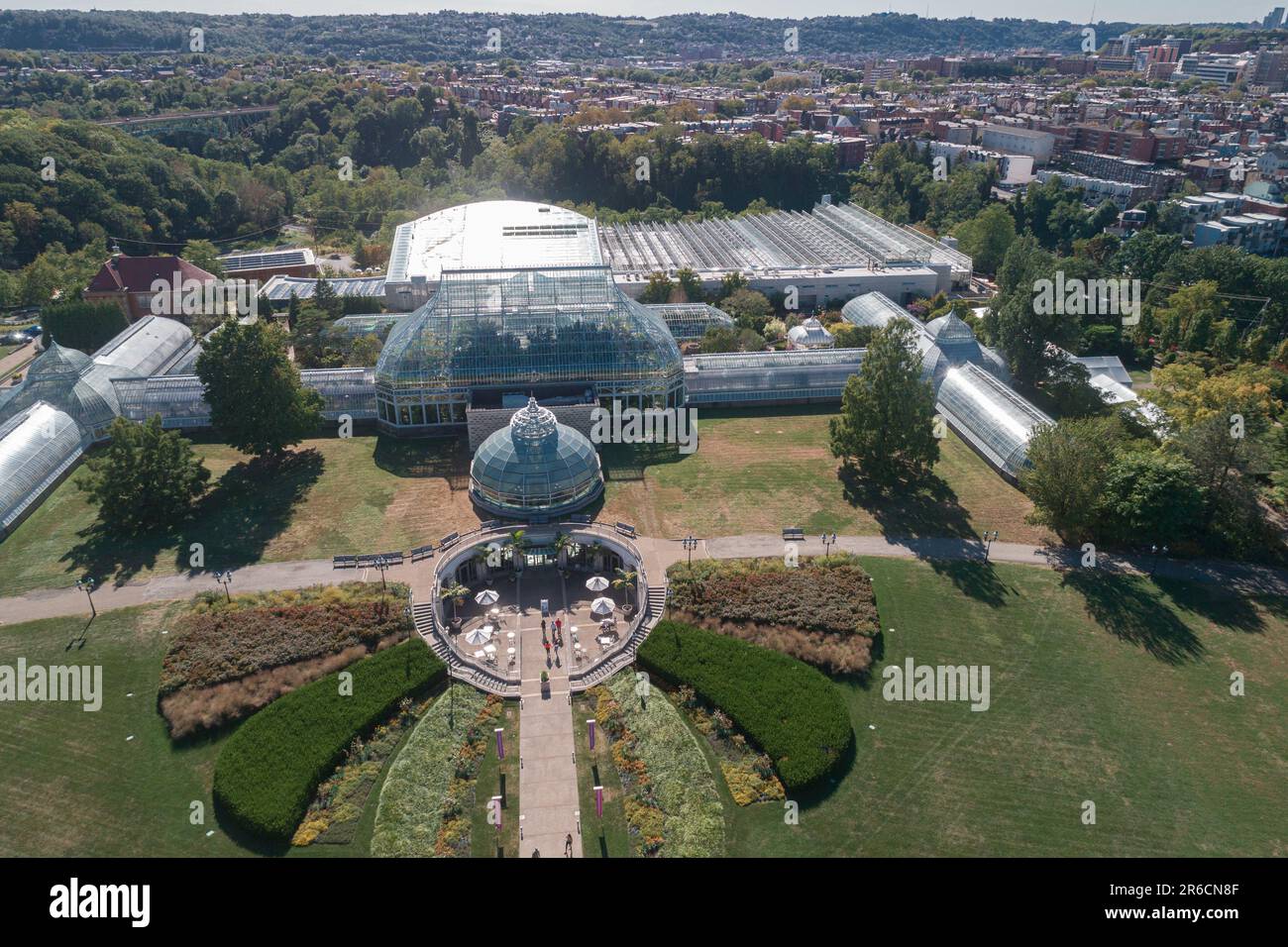 Phipps Conservatory e Botanical Gardens a Pittsburgh, Pennsylvania. Il fulcro dell'orticoltura di Schenley Park ospita giardini botanici e una V in vetro d'acciaio Foto Stock