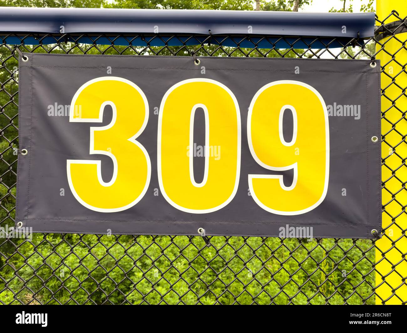309 piedi ft campo da baseball segno di distanza in giallo e nero montato sulla recinzione di vinile nero. Foto Stock