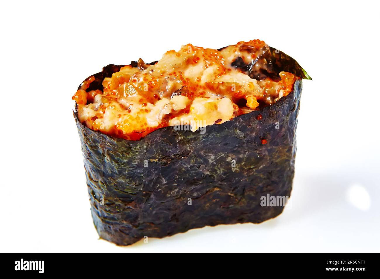 Sushi di maki gunkan piccante con salmone isolato su bianco Foto Stock