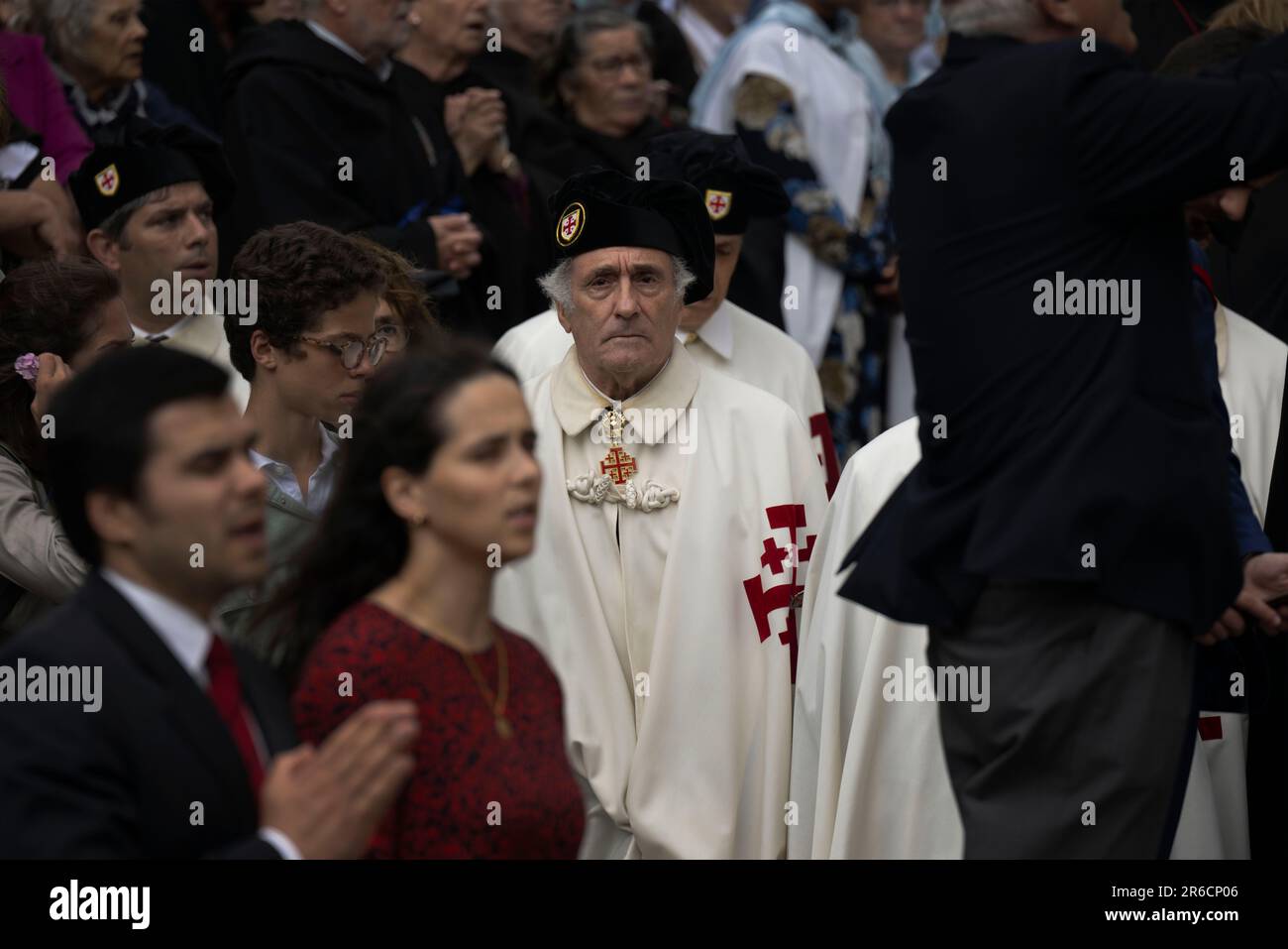 Lisbona, Portogallo. 08th giugno, 2023. I devoti cattolici che indossano paramenti religiosi sono visti osservando la liturgia prima della processione del Corpus Domini, che attraversava diverse strade di Lisbona. La Giornata del Corpus Domini è una festa religiosa nazionale celebrata in Portogallo 60 giorni dopo Pasqua. In questo giorno, la Chiesa celebra la solennità del Santissimo corpo e sangue di Gesù Cristo. Oltre alle celebrazioni in ogni parrocchia e in altre comunità, la solennità ha una celebrazione diocesana nella capitale portoghese. Credit: SOPA Images Limited/Alamy Live News Foto Stock