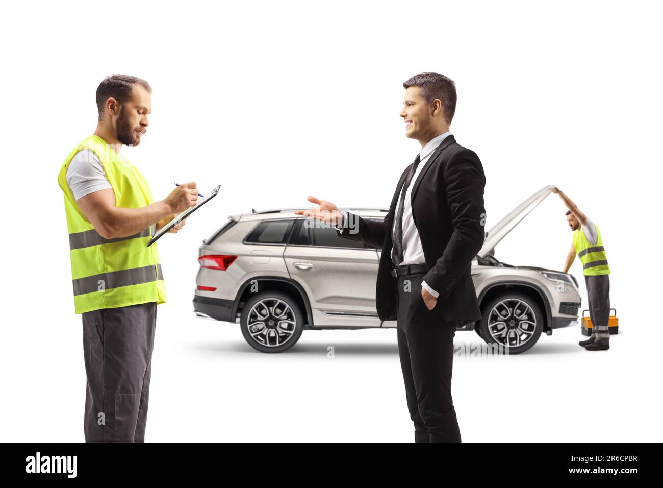 I lavoratori dell'azienda di assistenza stradale aiutano un uomo con un problema di automobile isolato su sfondo bianco Foto Stock