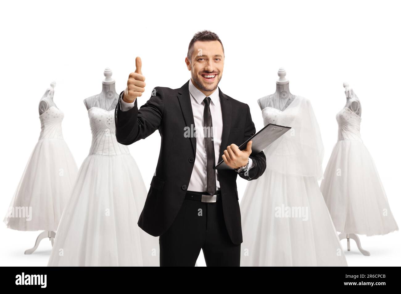 Uomo con appunti e documenti che mostrano pollici in un negozio nuziale isolato su sfondo bianco Foto Stock