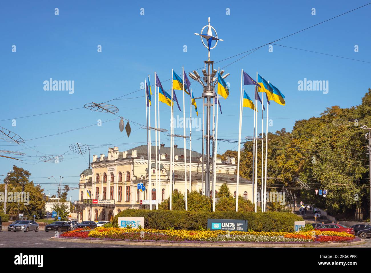 Una rotonda a Kiev che celebra 70 anni di NATO, notevole a causa dello status non NATO dell'Ucraina. Foto Stock