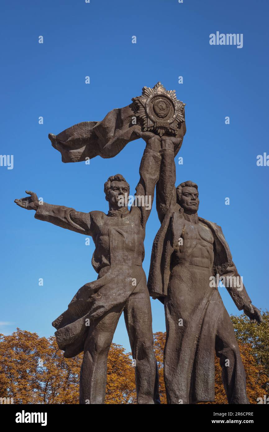 Una statua a Kyiv, da allora abbattuta dopo l'invasione russa dell'Ucraina, simboleggia l'amicizia tra le due nazioni. Foto Stock