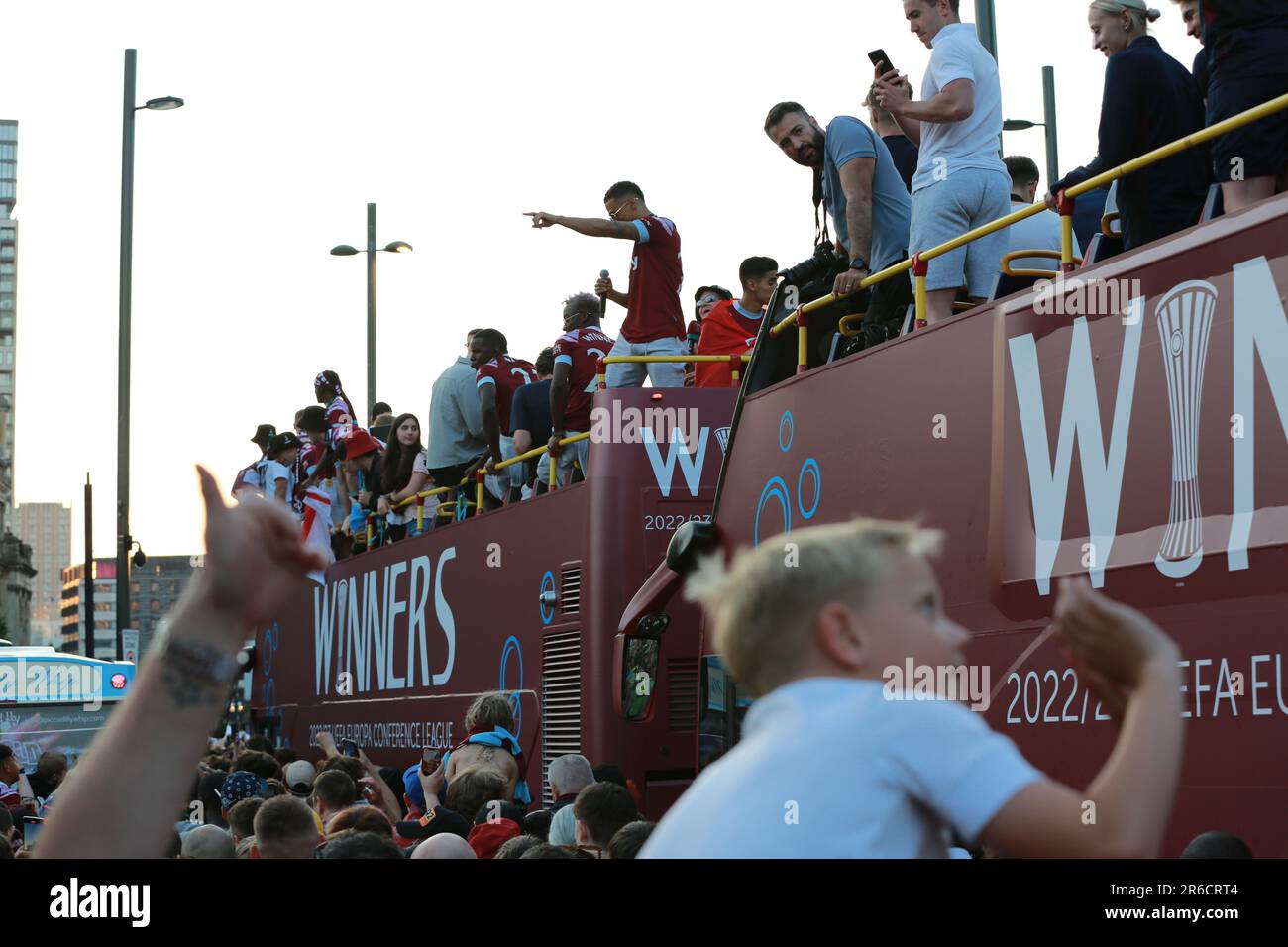 Londra, Regno Unito. 08 giugno 2023. Sfilata di trofei West Ham United dopo aver vinto l'Europa Conference League. I giocatori e i tifosi del West Ham festeggiano la vittoria della Europa Conference League con una sfilata in autobus scoperto a East London il giovedì sera. Credit: Waldemar Sikora/Alamy Live News Foto Stock