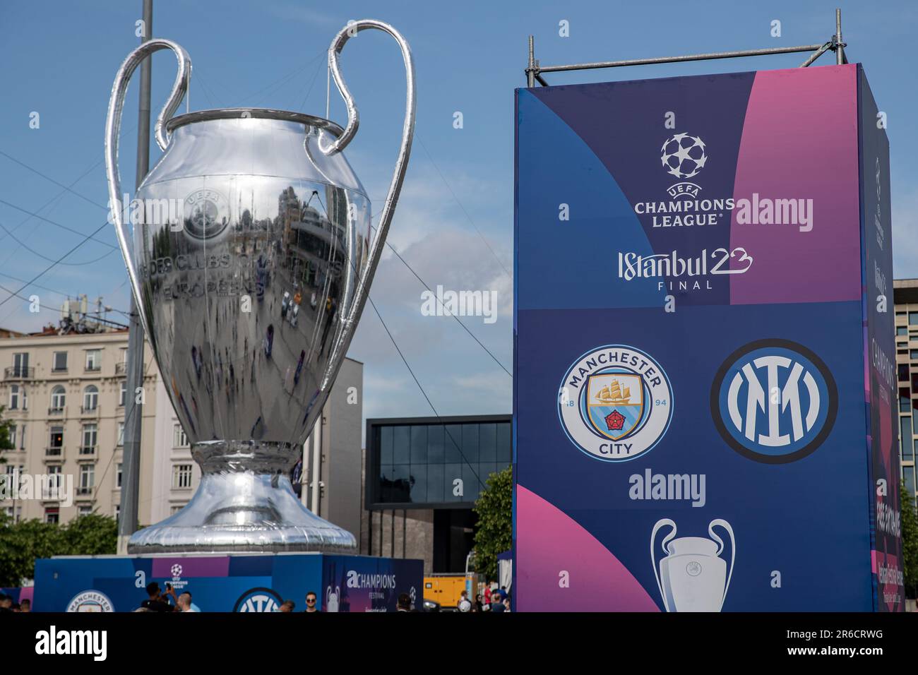 Istanbul, Turchia. 08th giugno, 2023. Nella foto è raffigurato il trofeo gigante della UEFA Champions League 2023. Manchester City e l'Inter si confronteranno nella partita finale che determinerà il campione della stagione UEFA Champions League sabato 10 giugno 2023 all'Ataturk Olympic Stadium. Come parte del festival, un trofeo gigante Champions League e un modello di una palla da calcio sono stati visti a Taksim. E 'stato incontrato con intenso interesse da parte dei turisti nazionali e stranieri. (Foto di Onur Dogman/SOPA Images/Sipa USA) Credit: Sipa USA/Alamy Live News Foto Stock