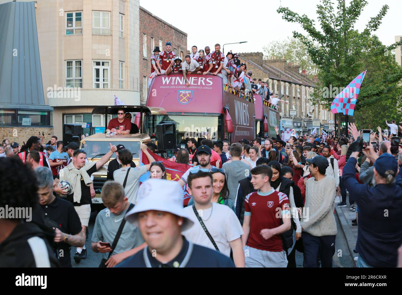 Londra, Regno Unito. 08 giugno 2023. Sfilata di trofei West Ham United dopo aver vinto l'Europa Conference League. I giocatori e i tifosi del West Ham festeggiano la vittoria della Europa Conference League con una sfilata in autobus scoperto a East London il giovedì sera. Credit: Waldemar Sikora/Alamy Live News Foto Stock