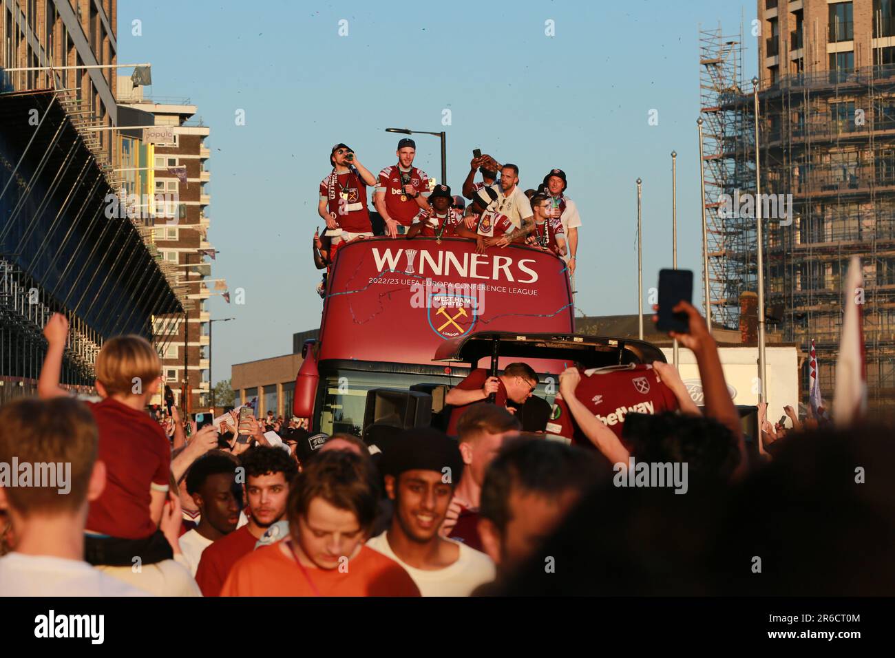 Londra, Regno Unito. 08 giugno 2023. Sfilata di trofei West Ham United dopo aver vinto l'Europa Conference League. I giocatori e i tifosi del West Ham festeggiano la vittoria della Europa Conference League con una sfilata in autobus scoperto a East London il giovedì sera. Credit: Waldemar Sikora/Alamy Live News Foto Stock