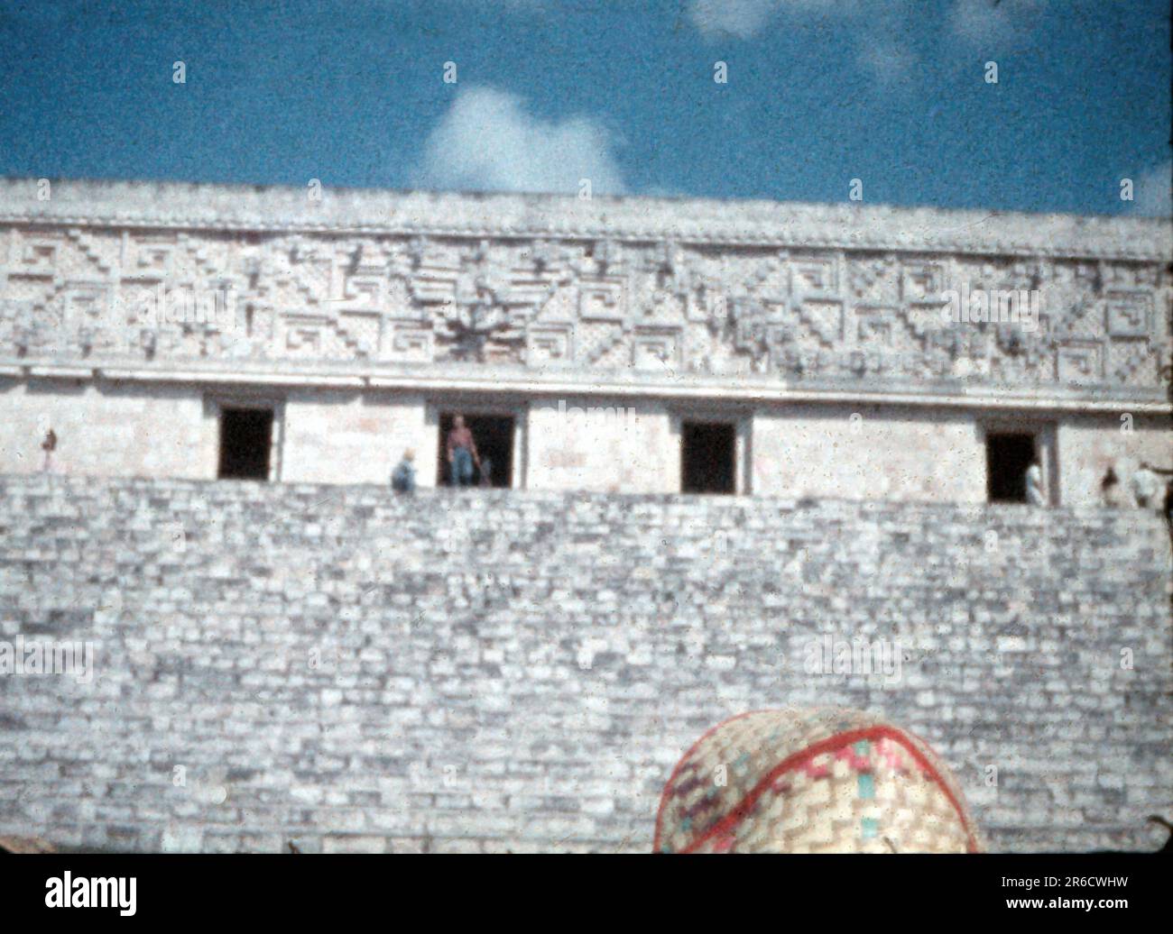 Foto di viaggio d'epoca del 1950s, pellicola Minox da 8 mm, rovine maya di Uxmal, murale del Palazzo del Governatore, Yucatán, Messico. Foto Stock