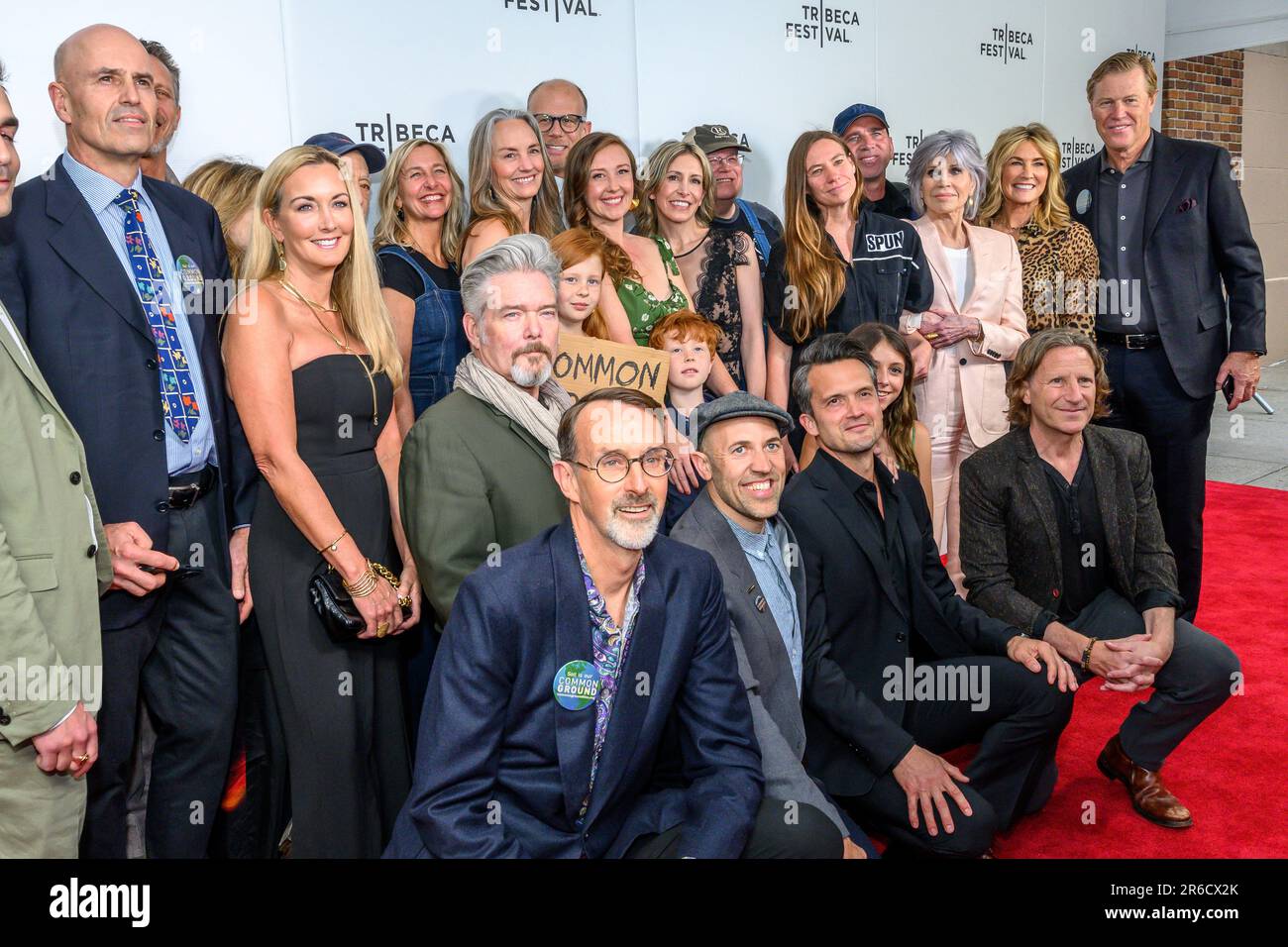 New York, Stati Uniti. 8th giugno, 2023. I co-registi Josh e Rebecca Tickell (C) posano con l'equipaggio e il personale al momento dell'arrivo in anteprima mondiale del loro documentario 'Common Ground' al Tribeca Film Festival. Credit: Enrique Shore/Alamy Live News Foto Stock