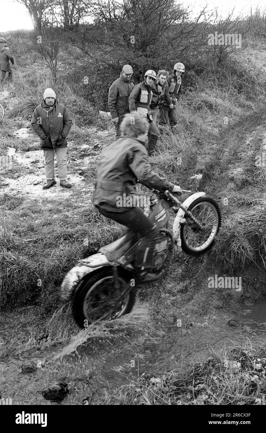 AIMG482 motocicletta scrambling attraverso un ruscello zona di Newcastle Foto Stock