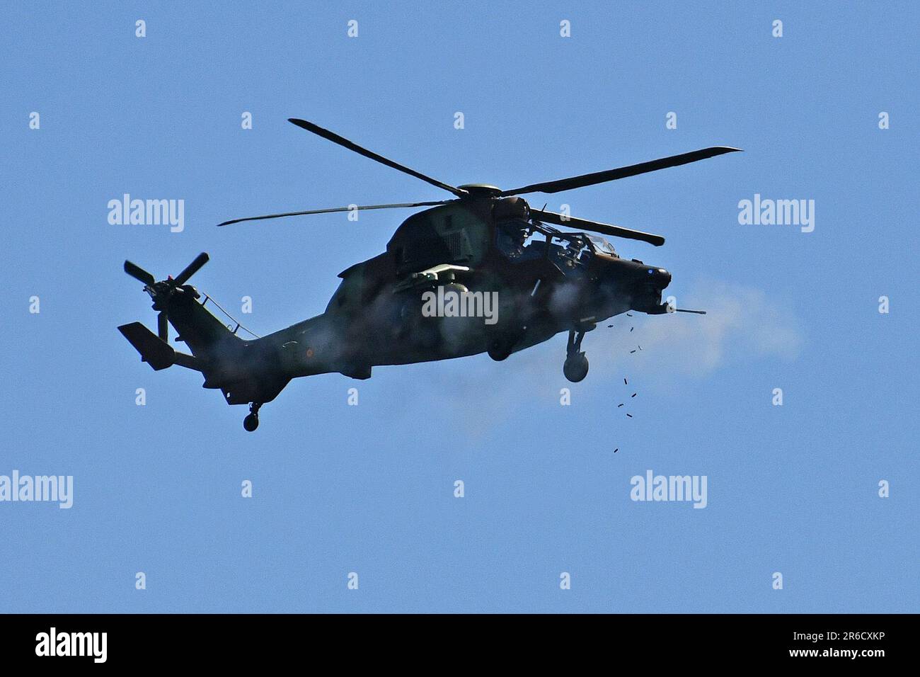 Una Tigre dell'Esercito Spagnolo HA FATTO volare l'elicottero sopra i controllori di attacco terminali combinati come parte dell'esercizio Adriatic Strike 2023 alla gamma Pocek, Postojna, Slovenia, 7 giugno 2023. L'integrazione aria-terra mira a fornire un ambiente multilaterale in cui le forze partecipanti possano esercitare e applicare tecniche, tattiche e procedure standardizzate in un ambiente teatrale realistico. Le forze militari multinazionali e i beni aerei provenienti da 30 nazioni alleate e partner della NATO partecipano all'esercizio dello Sciopero Adriatico 2023 in Slovenia. (STATI UNITI Foto dell'esercito di Paolo Bovo) Foto Stock