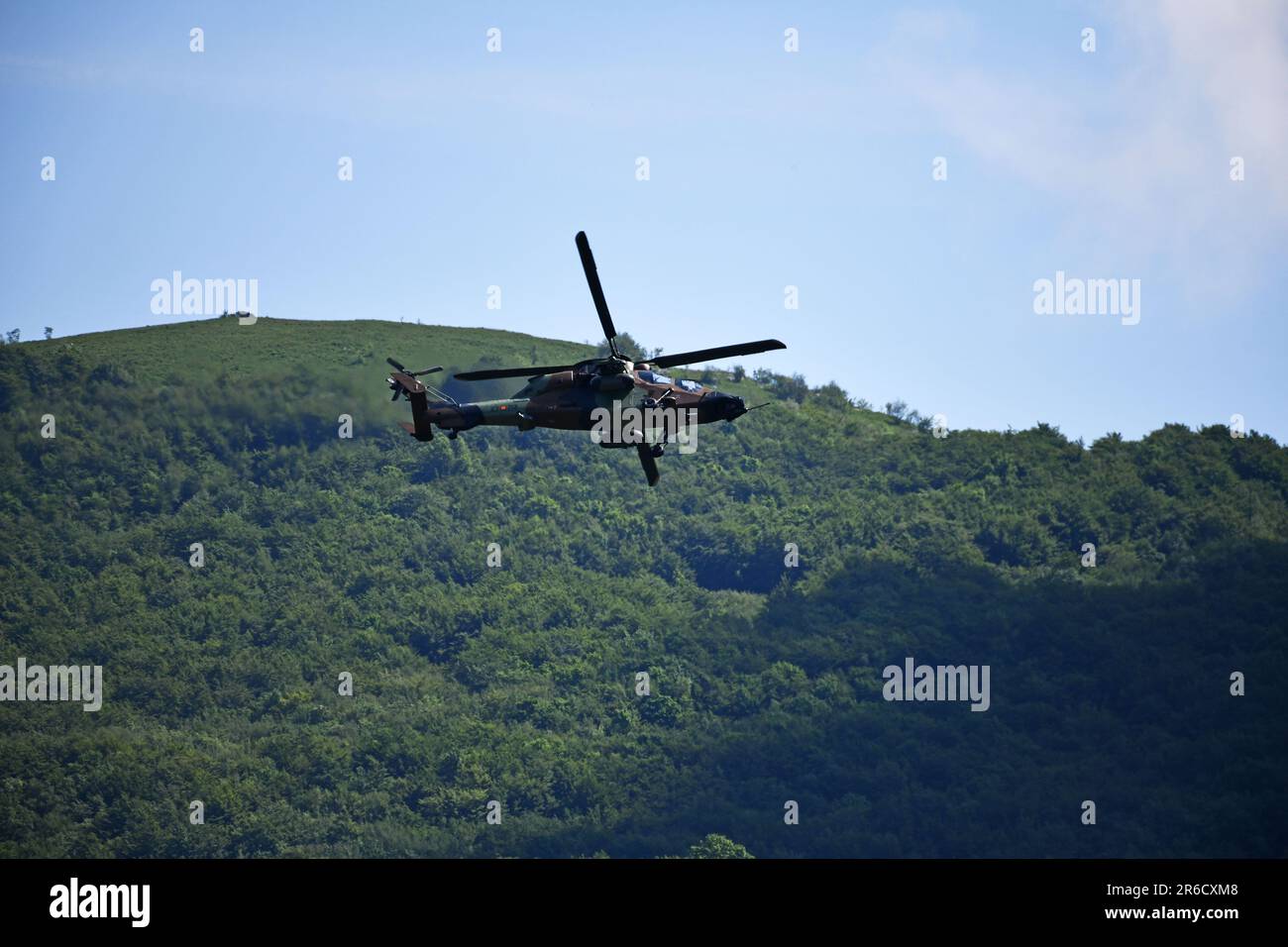 Una Tigre dell'Esercito Spagnolo HA FATTO volare l'elicottero sopra i controllori di attacco terminali combinati come parte dell'esercizio Adriatic Strike 2023 alla gamma Pocek, Postojna, Slovenia, 7 giugno 2023. L'integrazione aria-terra mira a fornire un ambiente multilaterale in cui le forze partecipanti possano esercitare e applicare tecniche, tattiche e procedure standardizzate in un ambiente teatrale realistico. Le forze militari multinazionali e i beni aerei provenienti da 30 nazioni alleate e partner della NATO partecipano all'esercizio dello Sciopero Adriatico 2023 in Slovenia. (STATI UNITI Foto dell'esercito di Paolo Bovo) Foto Stock