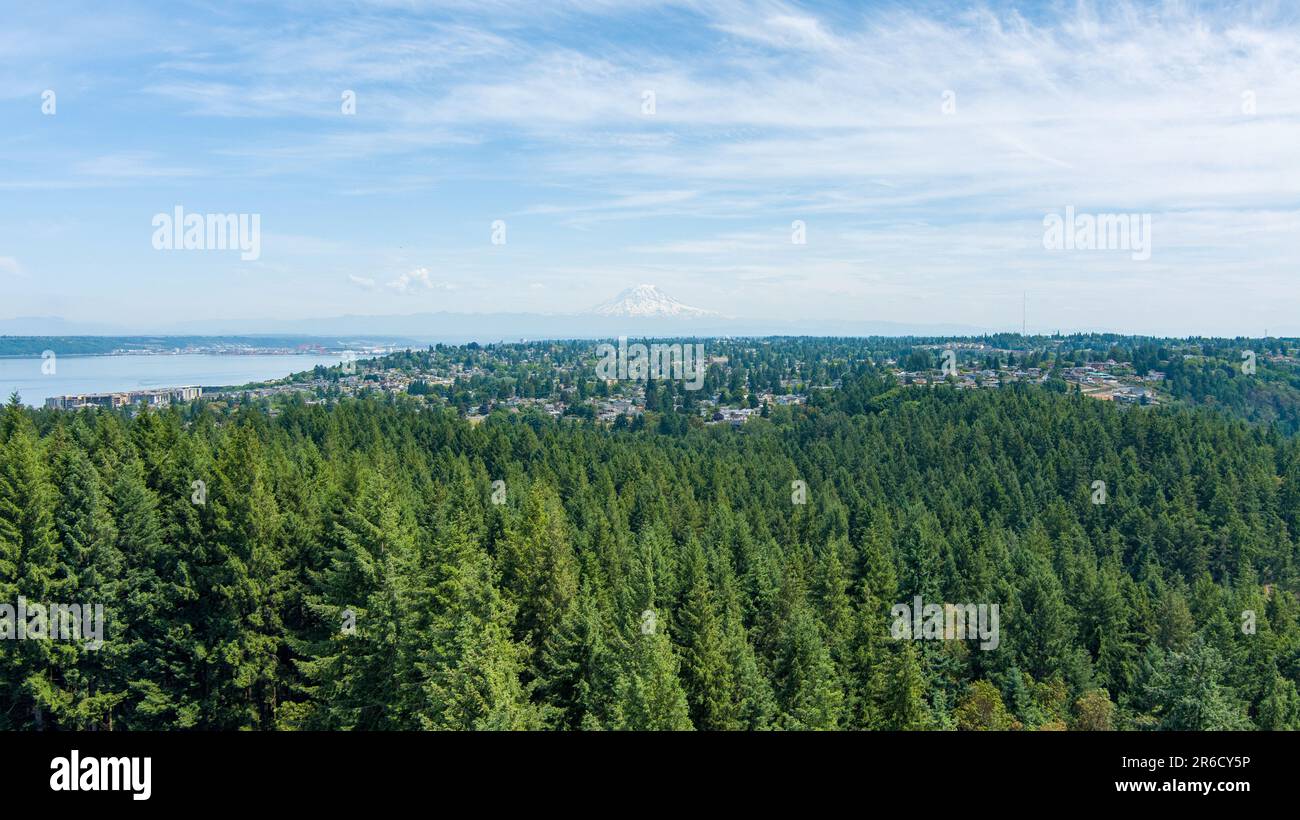 Vista aerea di Point Defiance e Mount Rainier dall'alto di Tacoma, Washington Foto Stock