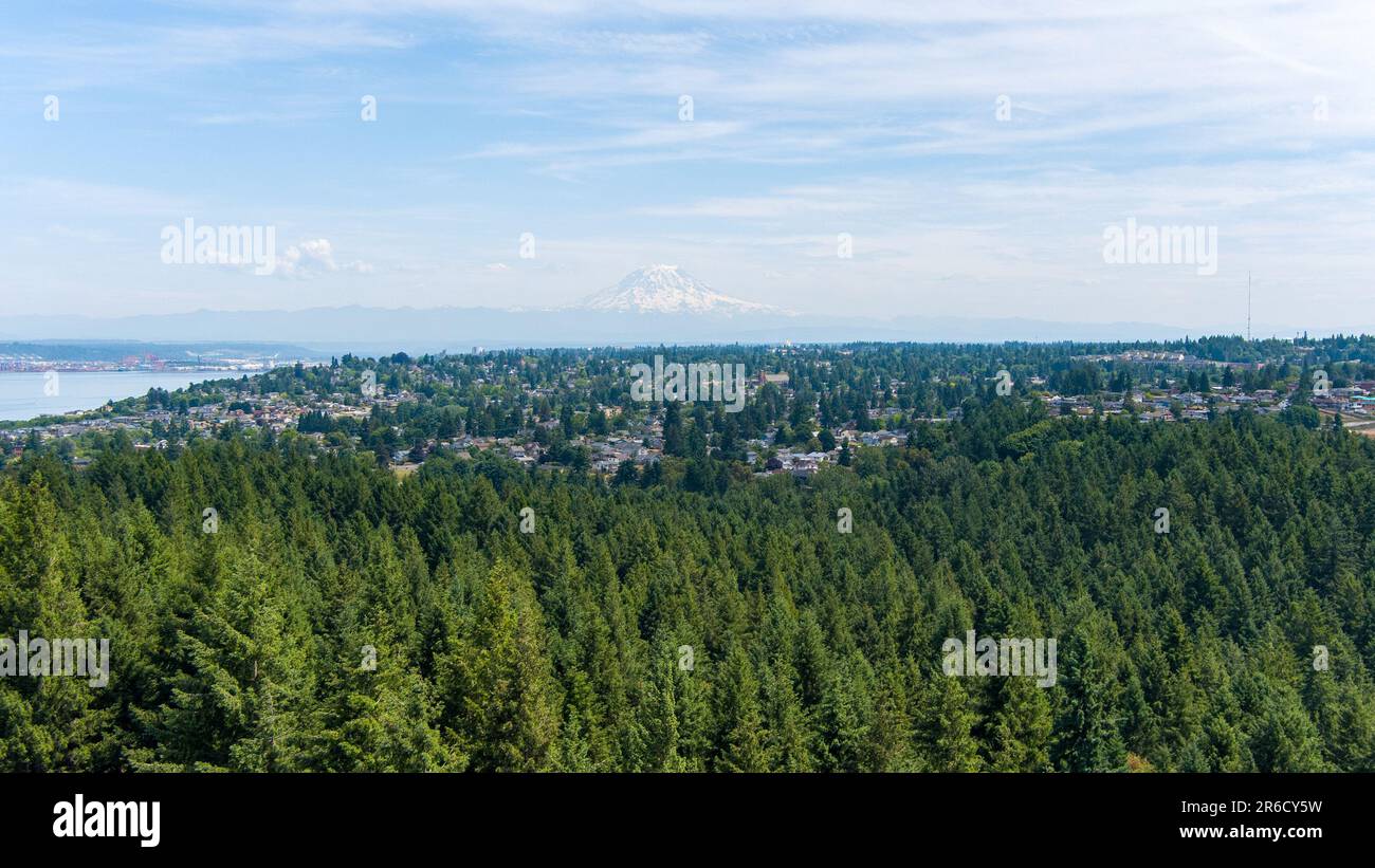 Vista aerea di Point Defiance e Mount Rainier dall'alto di Tacoma, Washington Foto Stock