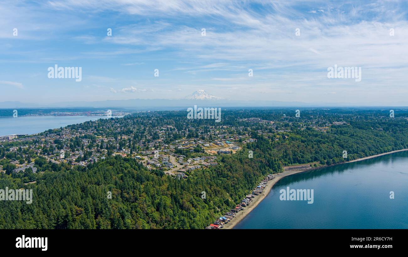 Vista aerea di Point Defiance e Mount Rainier dall'alto di Tacoma, Washington Foto Stock