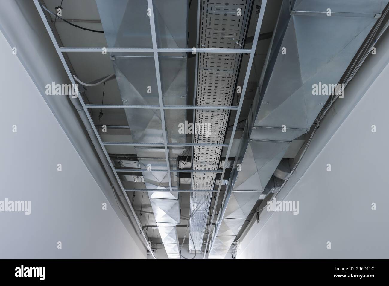 Vista dal basso sul sistema di ventilazione a soffitto Foto Stock