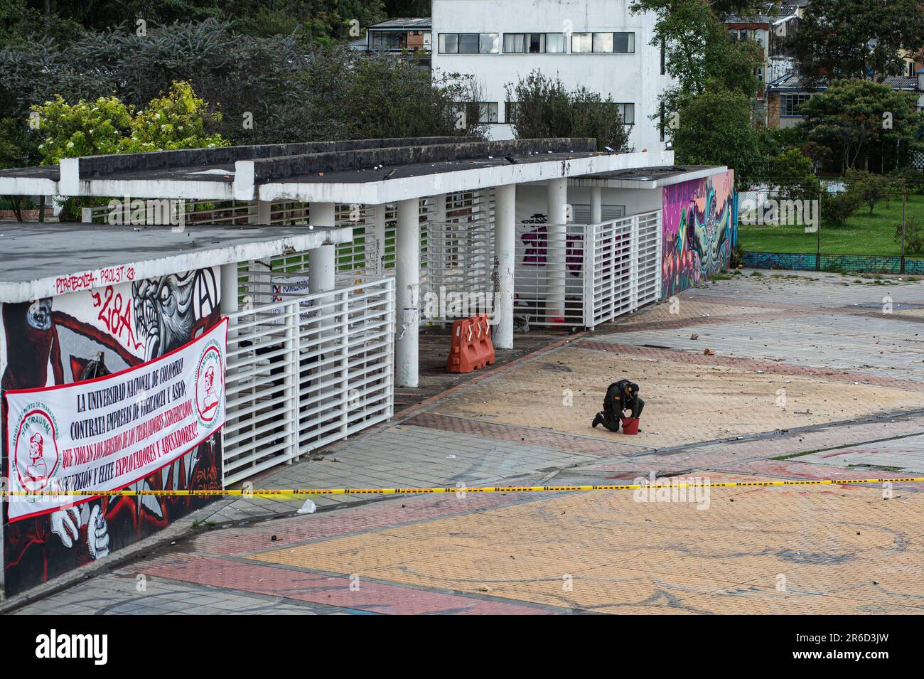 Bogota, Colombia. 08th giugno, 2023. La polizia forense della Colombia (DIJIN) e i poliziotti antiesplosivi recuperano le prove dopo che gli scontri tra dimostranti e la polizia di Riot della Colombia (UNDMO) si sono conclusi con due ufficiali colpiti da un artefatto esplosivo nella National University della Colombia, a Bogotà, Colombia, 8 giugno 2023. Photo by: Sebastian Barros/Long Visual Press Credit: Long Visual Press/Alamy Live News Foto Stock