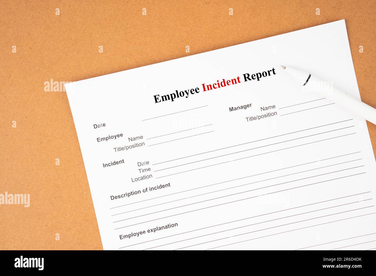 Documento e penna del modulo del rapporto sugli incidenti dei dipendenti su sfondo blu. Foto Stock