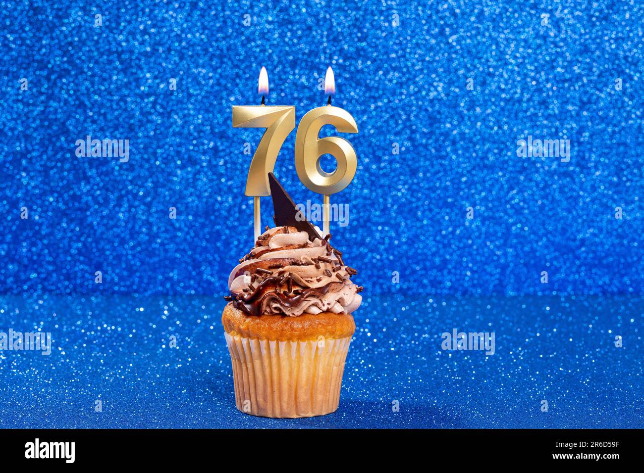 Cupcake con numero per la celebrazione del compleanno o dell'anniversario; numero 76 Foto Stock