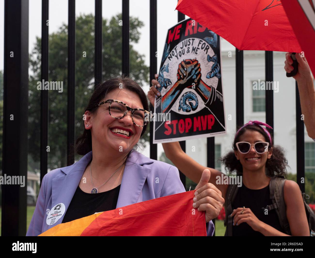 8 giugno 2023, Washington, District of Columbia, USA: Il REP. RASHIDA TLAIB (D-MI) partecipa a un rally opponendo permessi per il gasdotto Mountain Valley, un progetto incompiuto di gasdotto di 303 miglia fracked che si estende dal nord della West Virginia al sud della Virginia. Il presidente BidenÃs sostiene questo e altri progetti di gasdotti come un'inversione politica del suo dichiarato sostegno alle energie rinnovabili. (Credit Image: © sue Dorfman/ZUMA Press Wire) SOLO PER USO EDITORIALE! Non per USO commerciale! Foto Stock