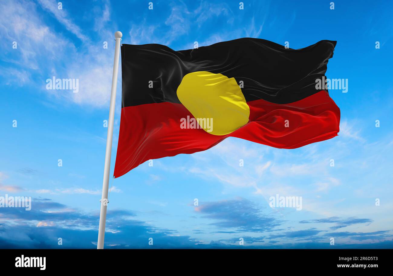 Bandiera dei popoli indigeni australiani aborigeni australiani in cielo, vista panoramica. bandiera che rappresenta il gruppo etnico o la cultura, autorità regionali. Foto Stock