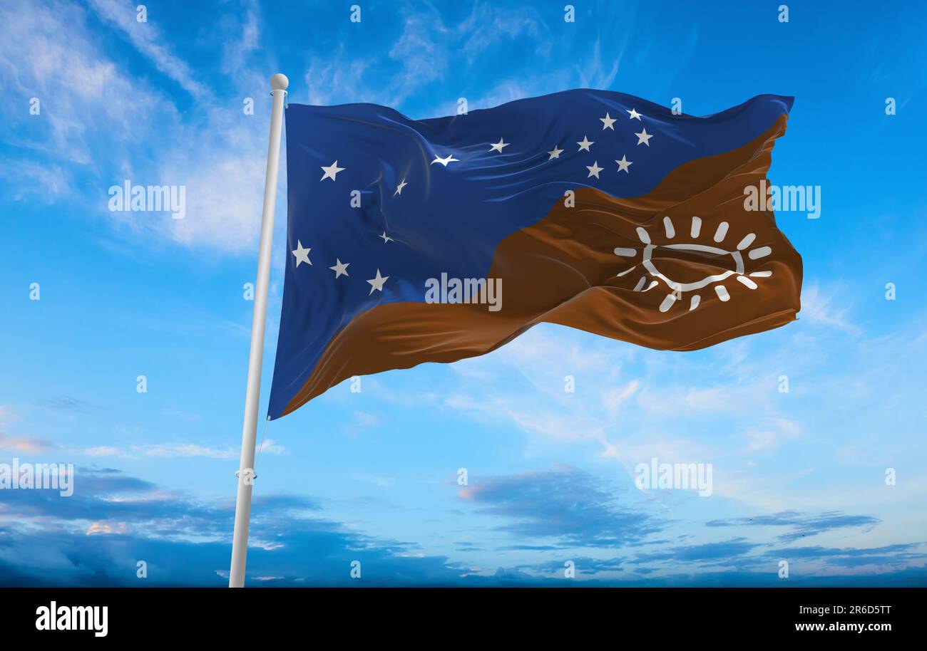 Bandiera dei popoli indigeni australiani Adnyamathanha sullo sfondo del cielo, vista panoramica. bandiera che rappresenta il gruppo etnico o la cultura, autorità regionali Foto Stock