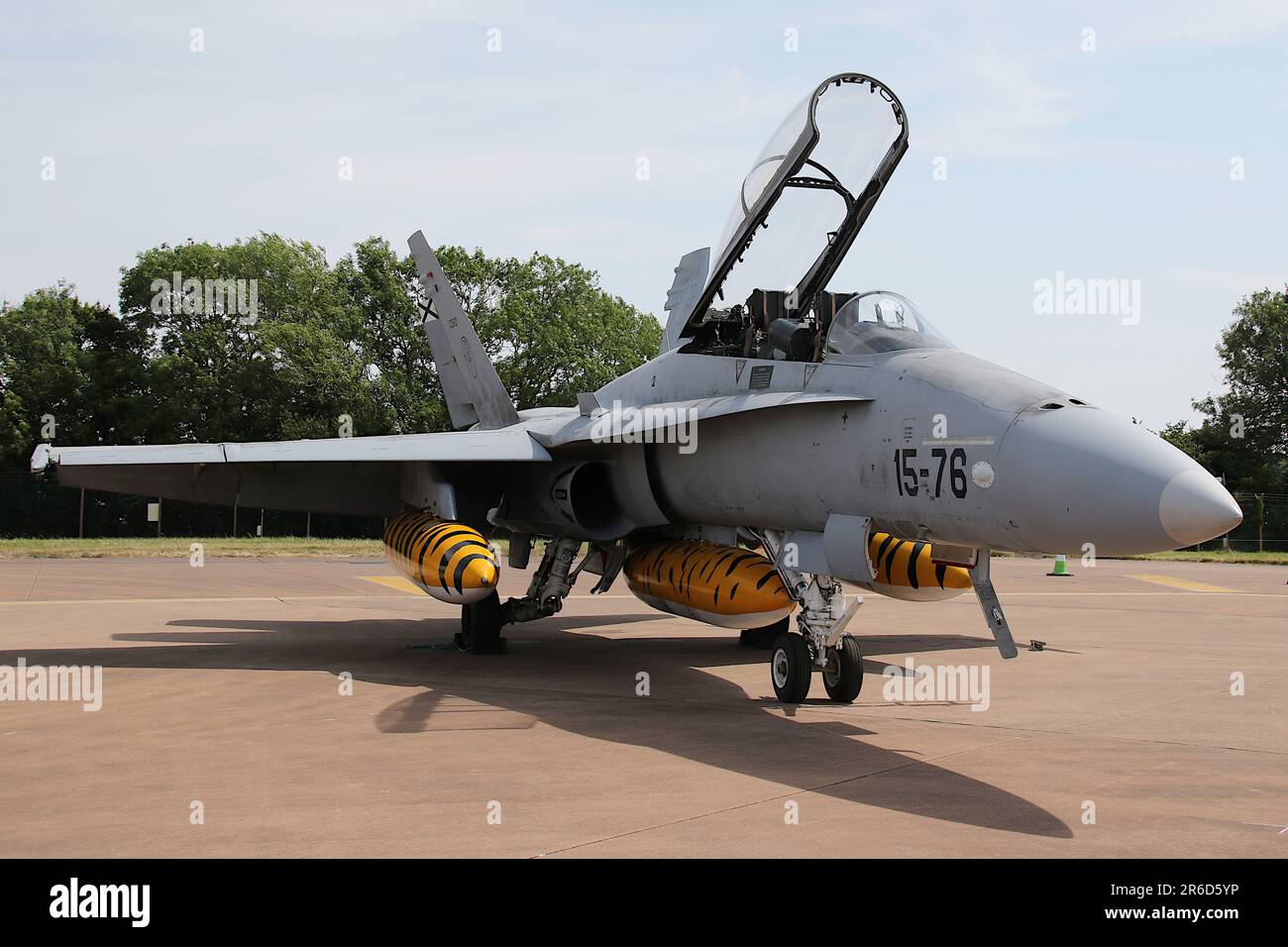 CE.15-07 (15-76), un Hornet McDonnell Douglas EF-18B gestito dalla Spanish Air and Space Force, in mostra statica al Royal International Air Tattoo tenutosi a RAF Fairford in Gloucestershire, Inghilterra. Foto Stock