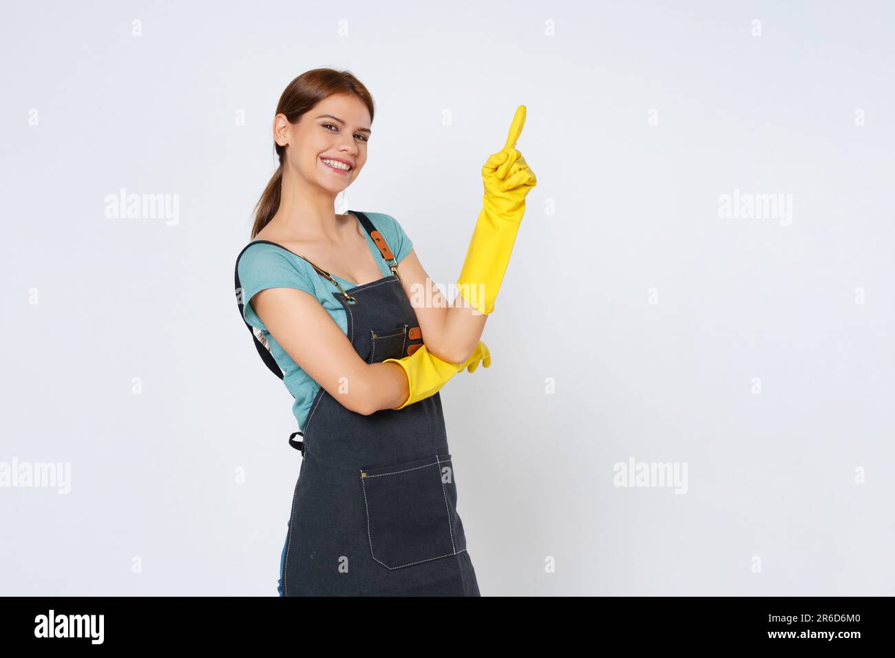 Una persona con guanti gialli e guanti di gomma gialli che tiene un flacone  spray foto – Donna delle pulizie Immagine su Unsplash