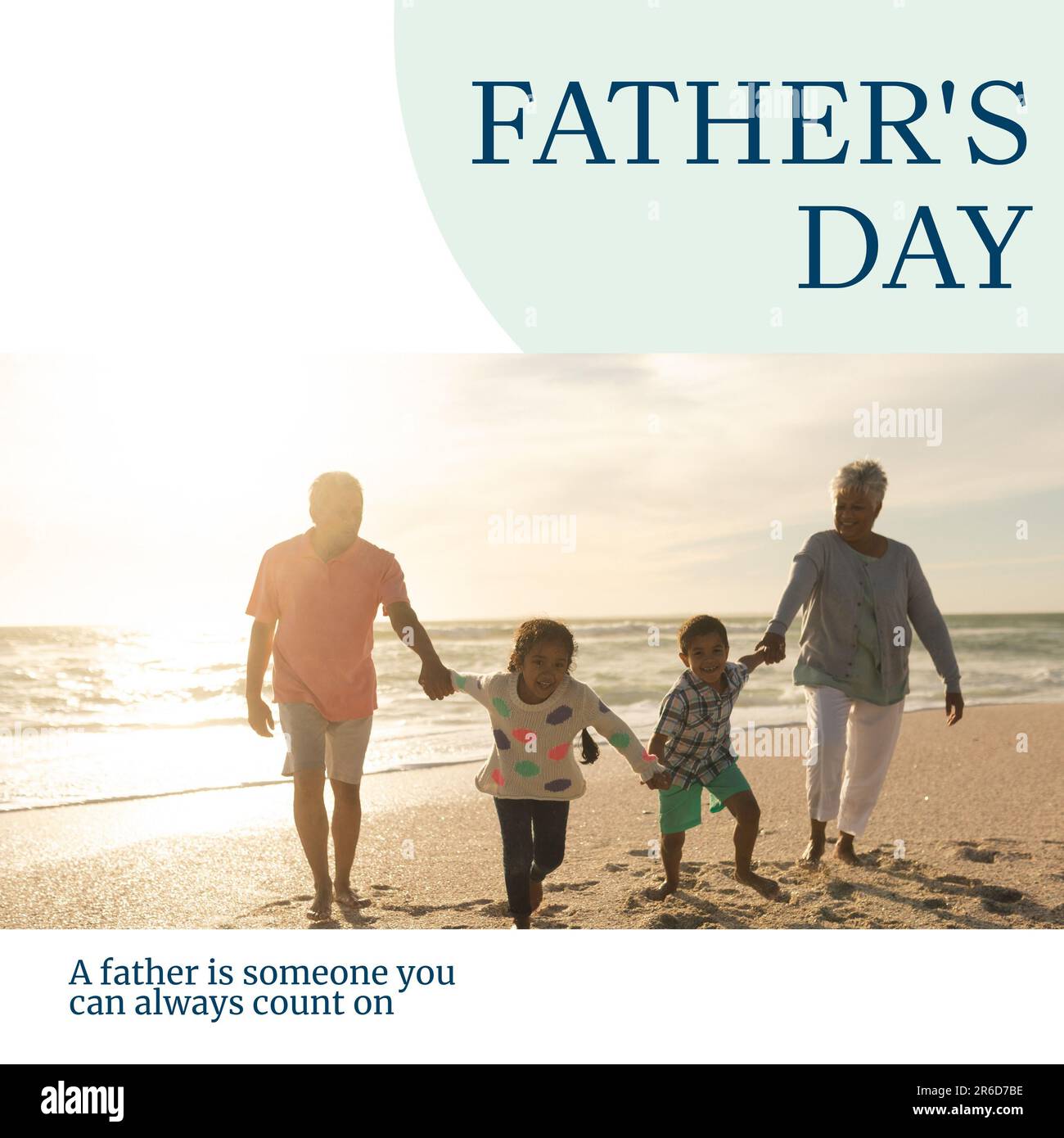 Composto di testo del giorno del padre, nonni biraciali con nipoti che si godono in spiaggia Foto Stock