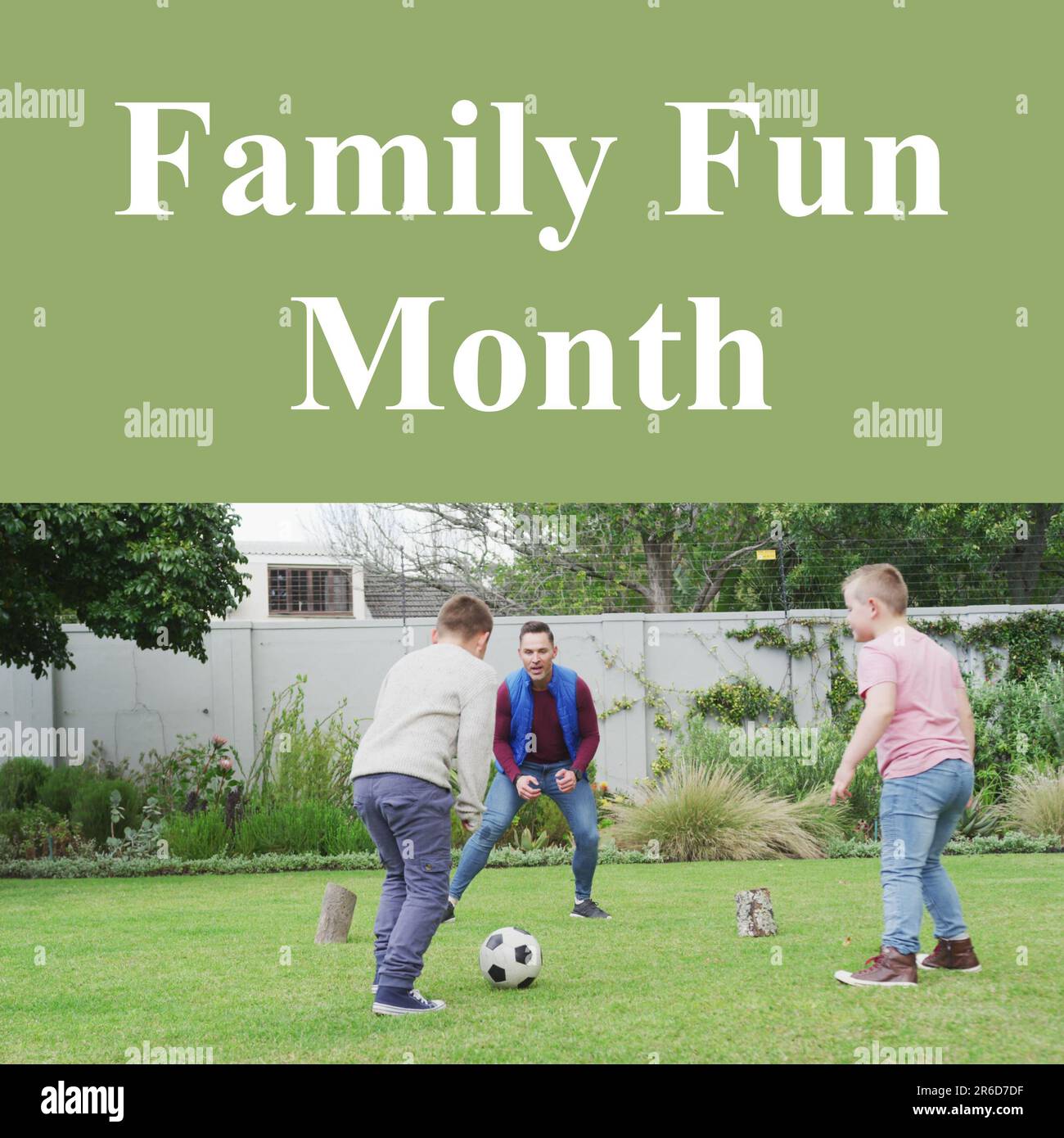 Composto di testo del mese di divertimento della famiglia e padre caucasico che gioca a calcio con i figli sul campo in cortile Foto Stock