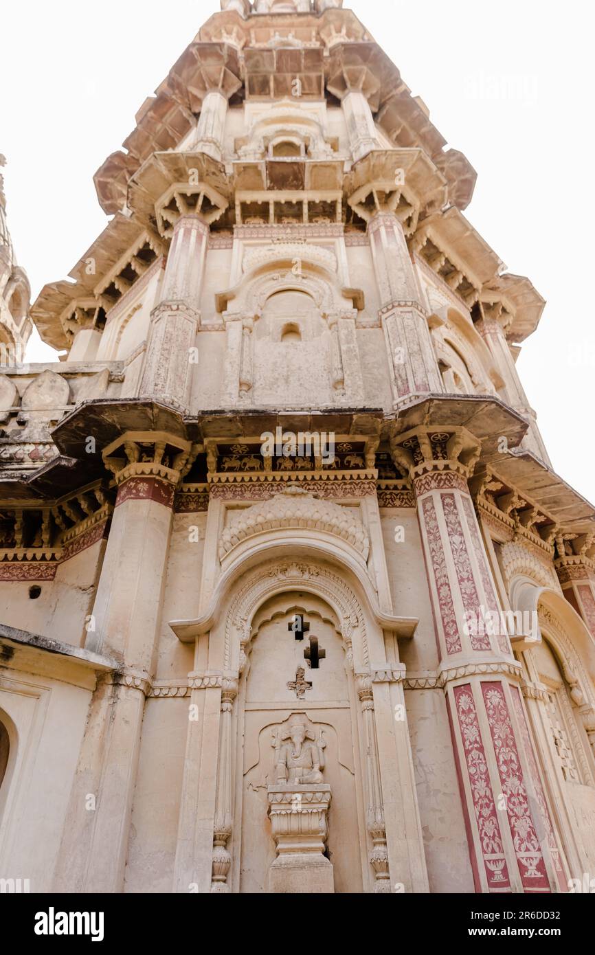 L'alta torre con disegni ornati di Orchha Fort in India Foto Stock