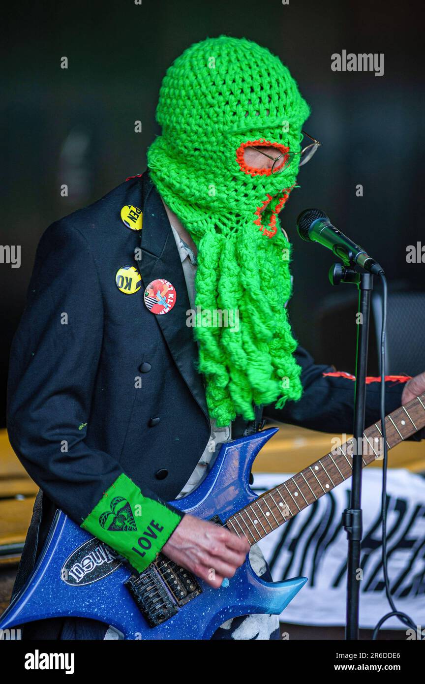 La band heavy-metal di Ocean Rebellion, 'i noduli polimetallici' si esibiscono al di fuori della Camera dei rappresentanti durante la dimostrazione del rumore. Il gruppo di attivisti del clima 'Ocean Rebellion' ha organizzato una rumorosa protesta al di fuori degli edifici ministeriali olandesi dell'Aia, del Ministero del clima, della Camera dei rappresentanti, del Ministero delle infrastrutture, del Ministero della gestione delle acque e del Ministero degli affari esteri. Tutti sono stati sottoposti al suono di un gruppo pesante-meatal, 'i noduli polimetallici' suonato al massimo livello per protestare contro l'estrazione in alto mare e il saccheggio degli oceani. Foto Stock
