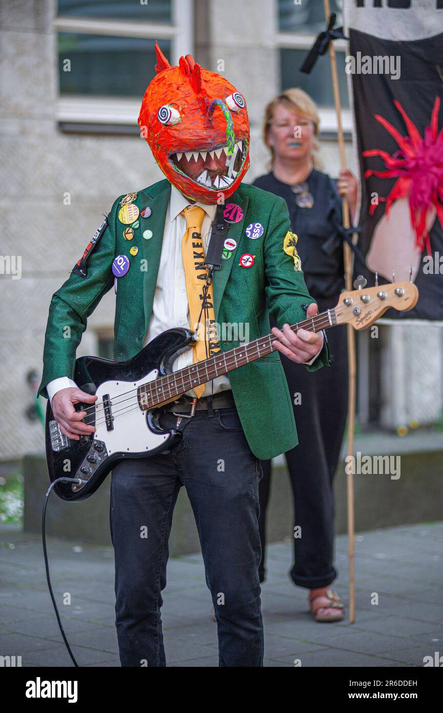 La band heavy-metal di Ocean Rebellion, 'i noduli polimetallici' si esibiscono al di fuori della Camera dei rappresentanti durante la dimostrazione del rumore. Il gruppo di attivisti del clima 'Ocean Rebellion' ha organizzato una rumorosa protesta al di fuori degli edifici ministeriali olandesi dell'Aia, del Ministero del clima, della Camera dei rappresentanti, del Ministero delle infrastrutture, del Ministero della gestione delle acque e del Ministero degli affari esteri. Tutti sono stati sottoposti al suono di un gruppo pesante-meatal, 'i noduli polimetallici' suonato al massimo livello per protestare contro l'estrazione in alto mare e il saccheggio degli oceani. Foto Stock