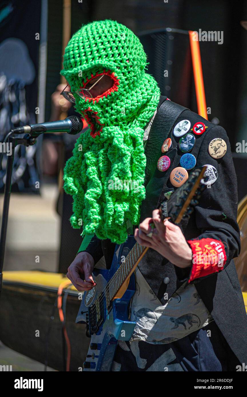 La band heavy-metal di Ocean Rebellion, 'i noduli polimetallici' si esibiscono al di fuori della Camera dei rappresentanti durante la dimostrazione del rumore. Il gruppo di attivisti del clima 'Ocean Rebellion' ha organizzato una rumorosa protesta al di fuori degli edifici ministeriali olandesi dell'Aia, del Ministero del clima, della Camera dei rappresentanti, del Ministero delle infrastrutture, del Ministero della gestione delle acque e del Ministero degli affari esteri. Tutti sono stati sottoposti al suono di un gruppo pesante-meatal, 'i noduli polimetallici' suonato al massimo livello per protestare contro l'estrazione in alto mare e il saccheggio degli oceani. (Foto di Charl Foto Stock